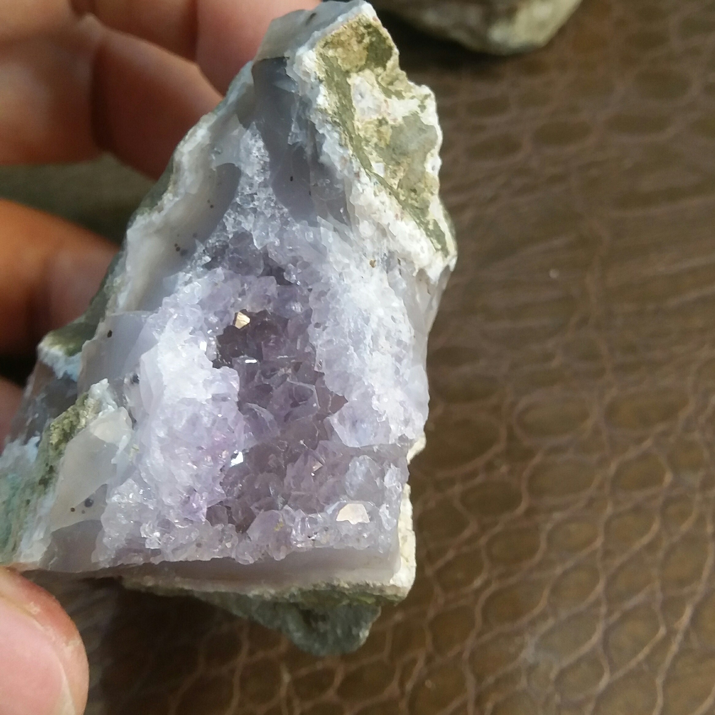 سنگ آمیتیست اصل کلکسیونی خوشرنگ با خواص بسیار آرامش بخش مناسب دکور و ویترین 