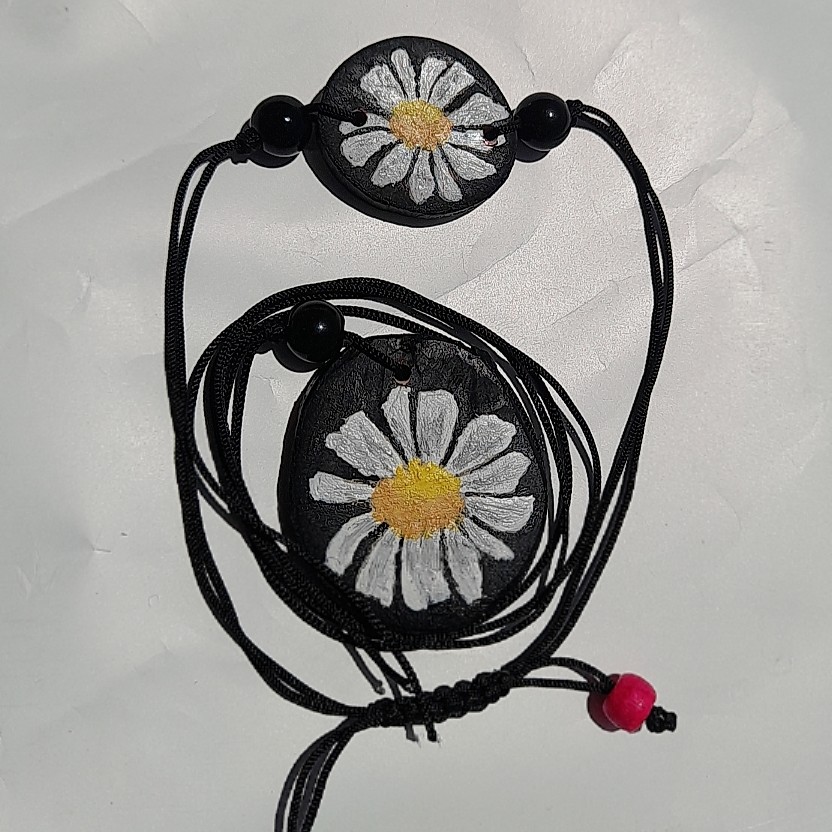 ست گردنبند و دستبند چوبی طرح گل بابونه 