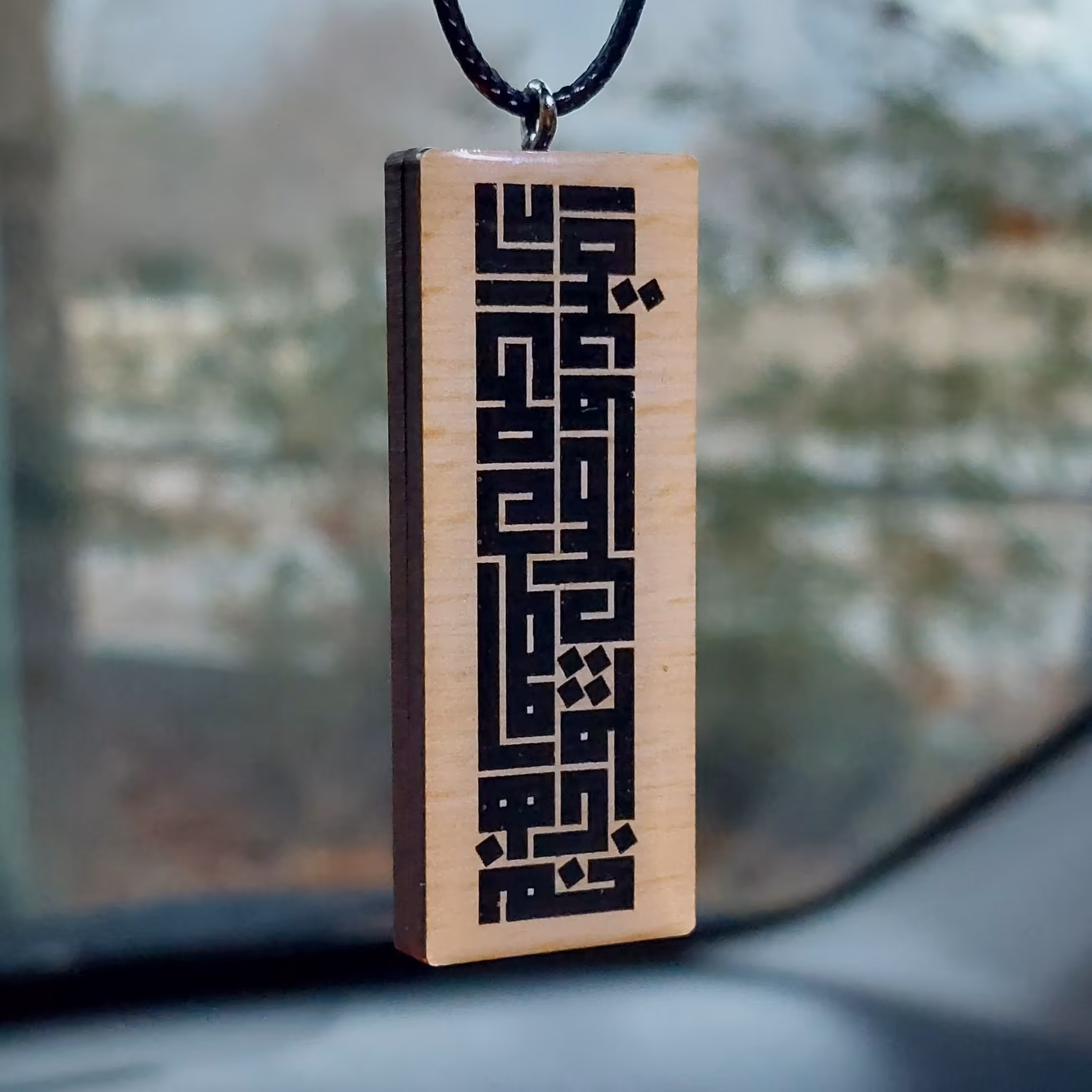 آویز چوبی
پوشانیده شده با رزین
به خط بنایی
