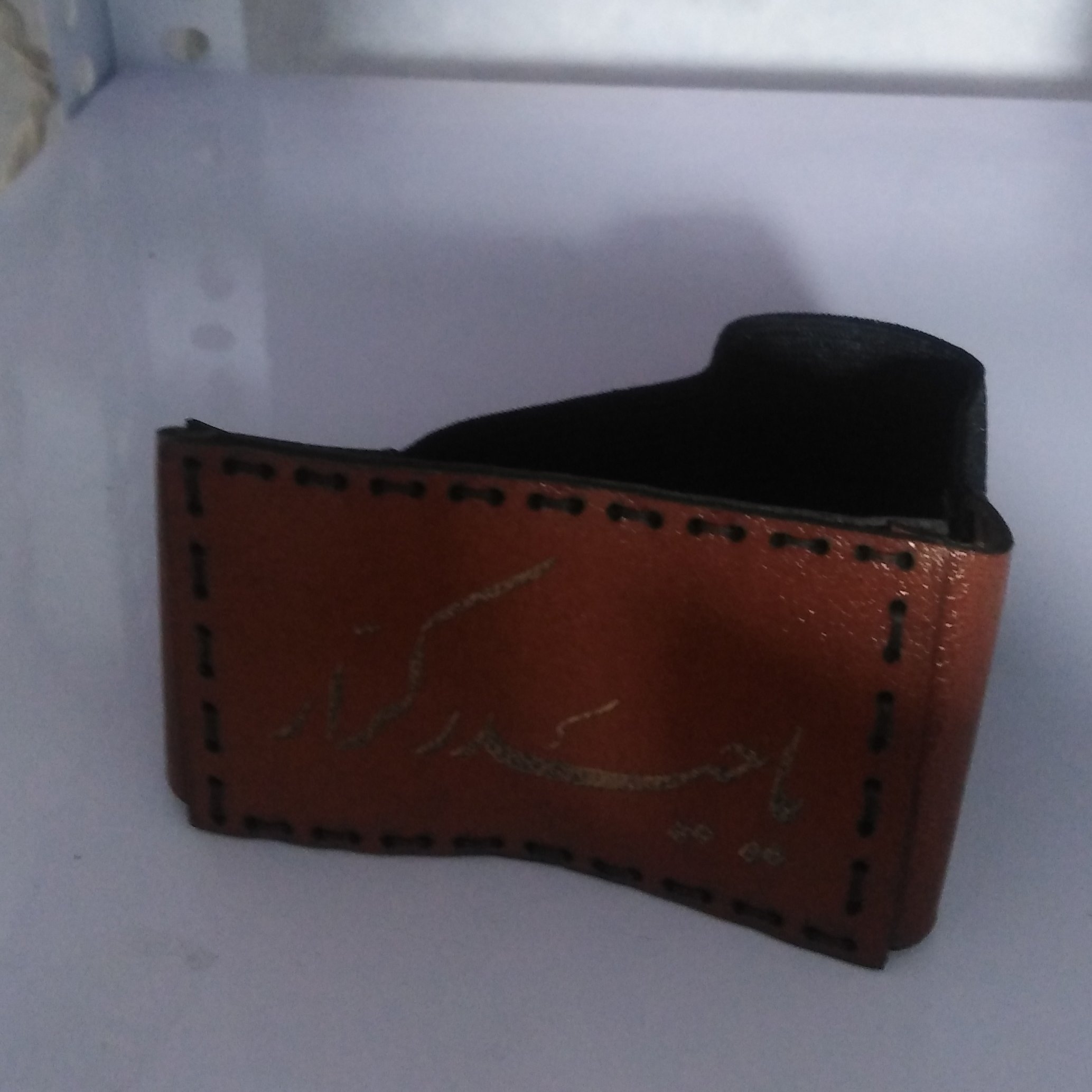 بازوبند چرمی جهت حمل انواع حرز و دعا