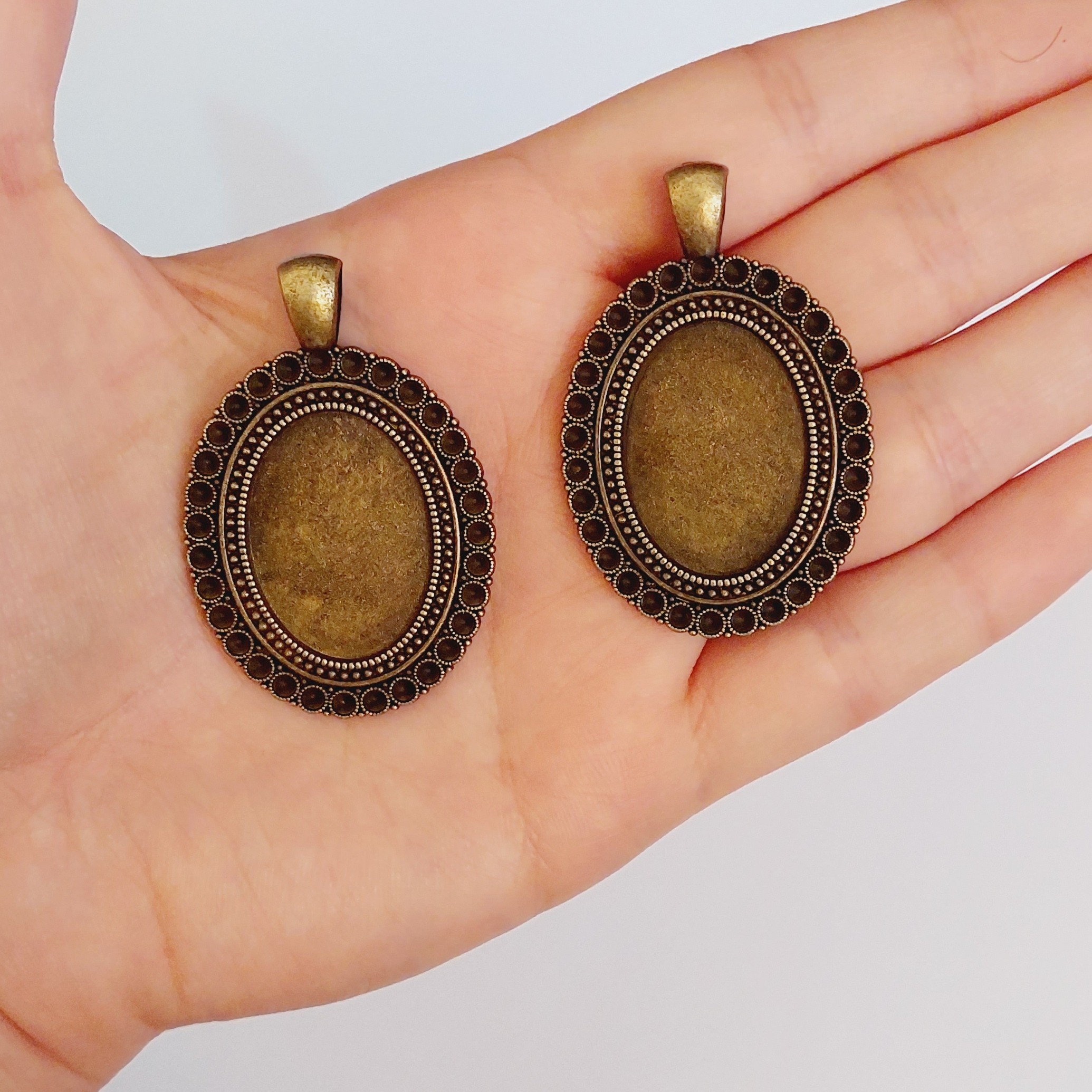 قاب رزین بیضی برنزی کد89 طول4سانت ونیم فروش دونه ای