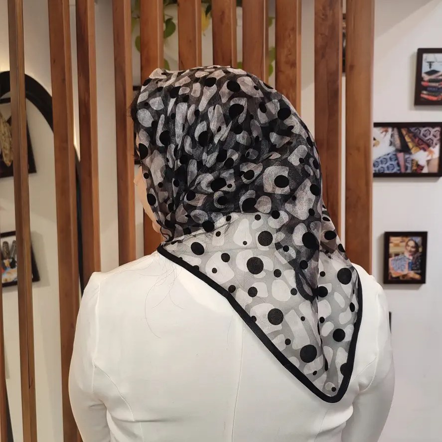 مینی اسکارف کریستالی نقره ای طرح لاکچری کد 4157