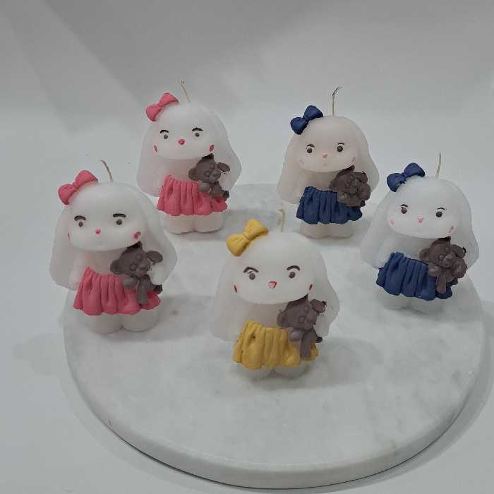 شمع دستساز خرگوش نماد سال 1402برای سفره هفت سین دررنگ های آبی صورتی زرد