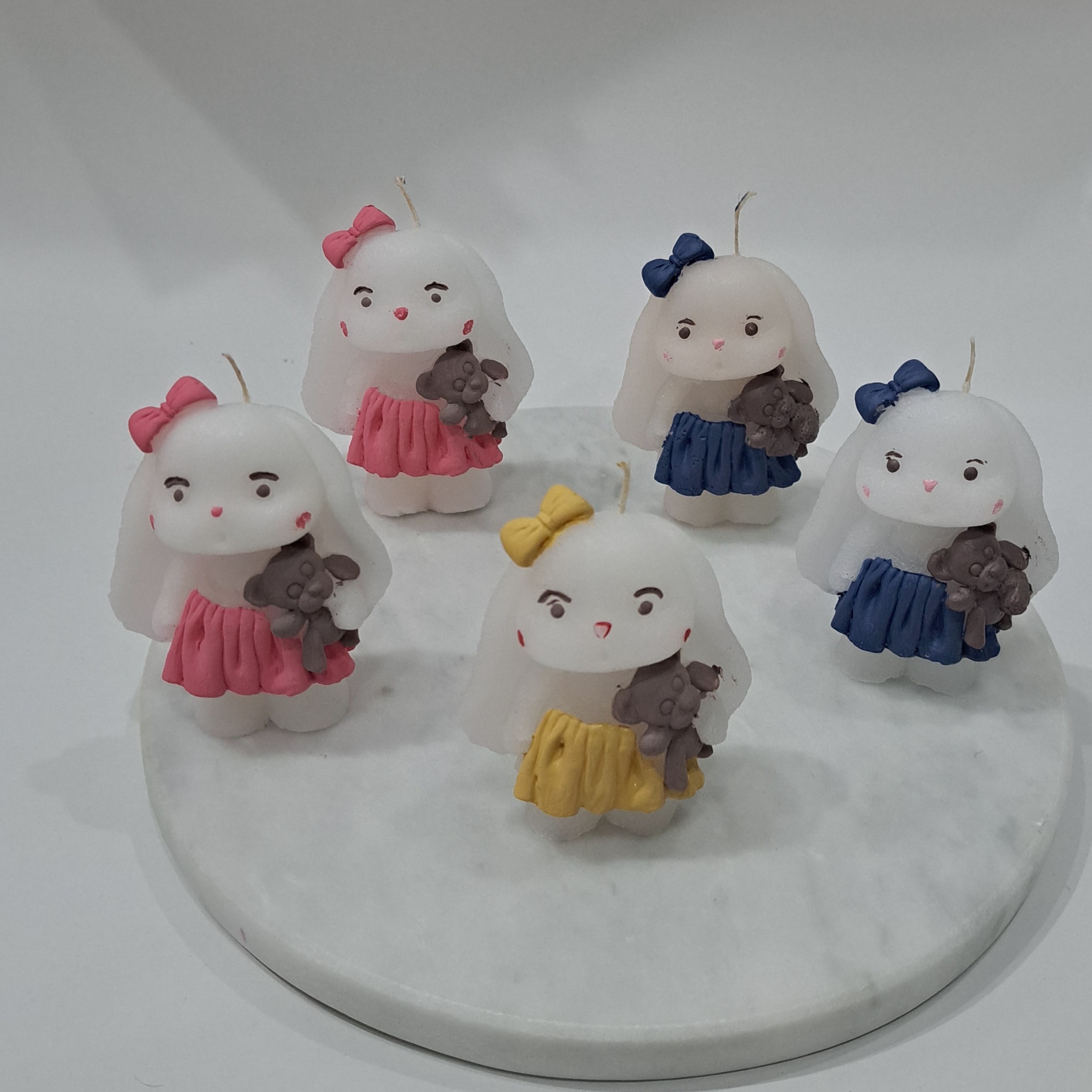 شمع دستساز خرگوش نماد سال 1402برای سفره هفت سین دررنگ های آبی صورتی زرد