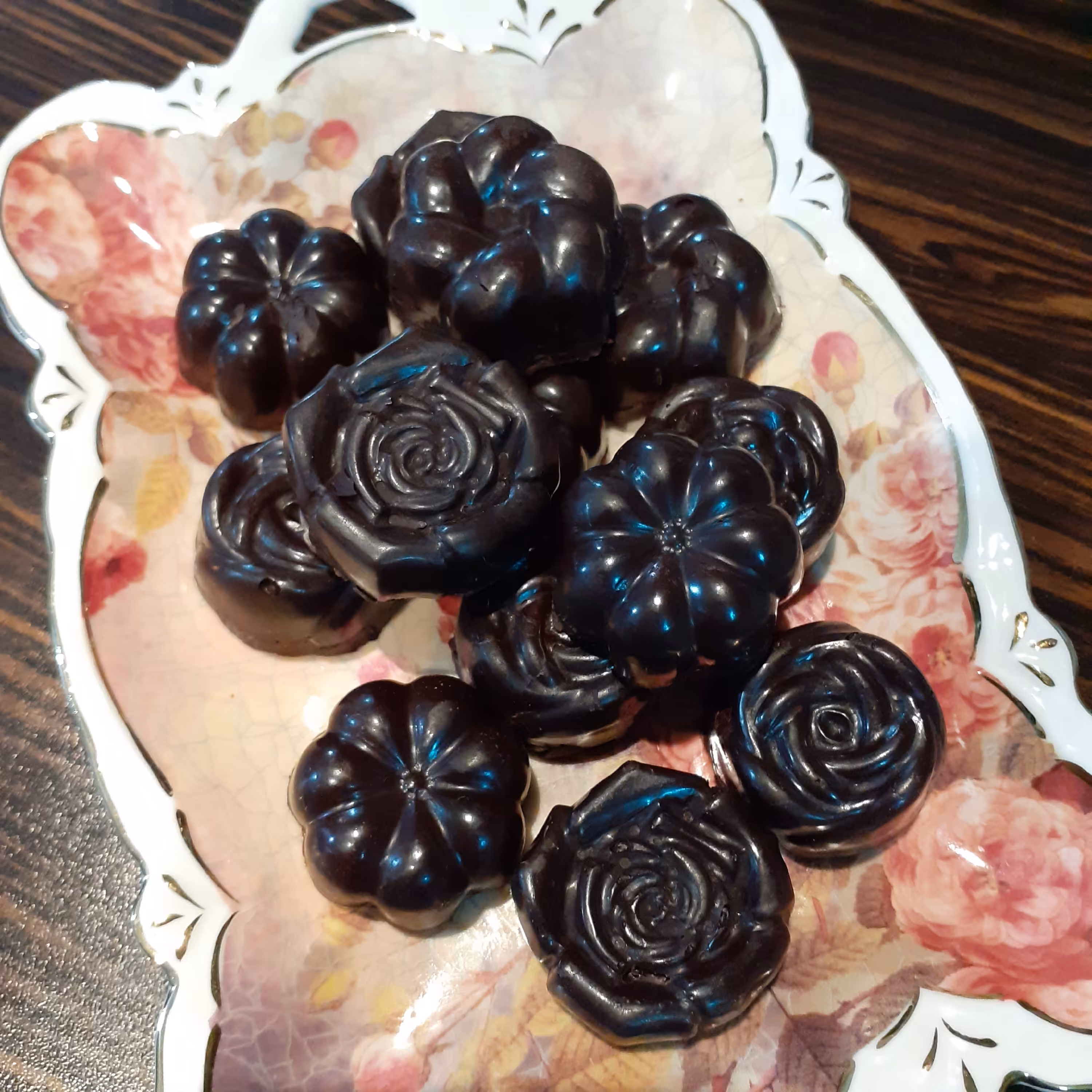 شیرینی شکلاتی مغزدار