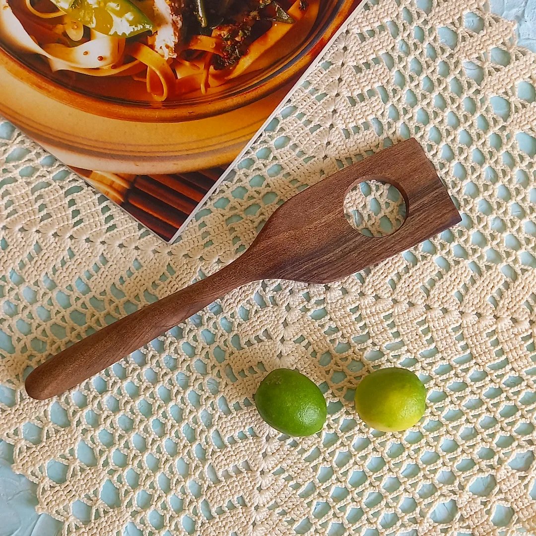 کفگیر چوبی دستساز بارلی مناسب جهیزیه عروس چوب گردو 26 سانتی کد bar0090