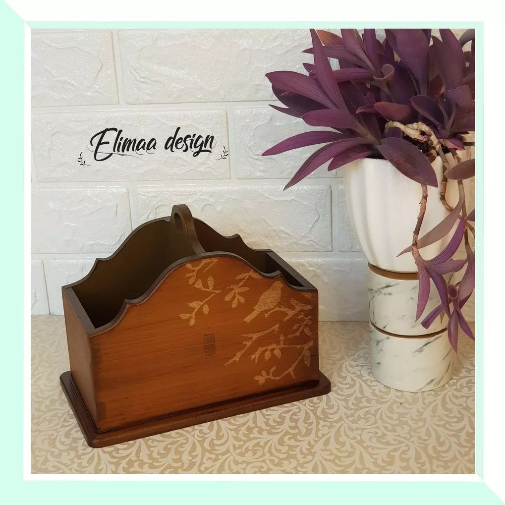 جا کارد و چنگال روی میزی با دو تقسیم