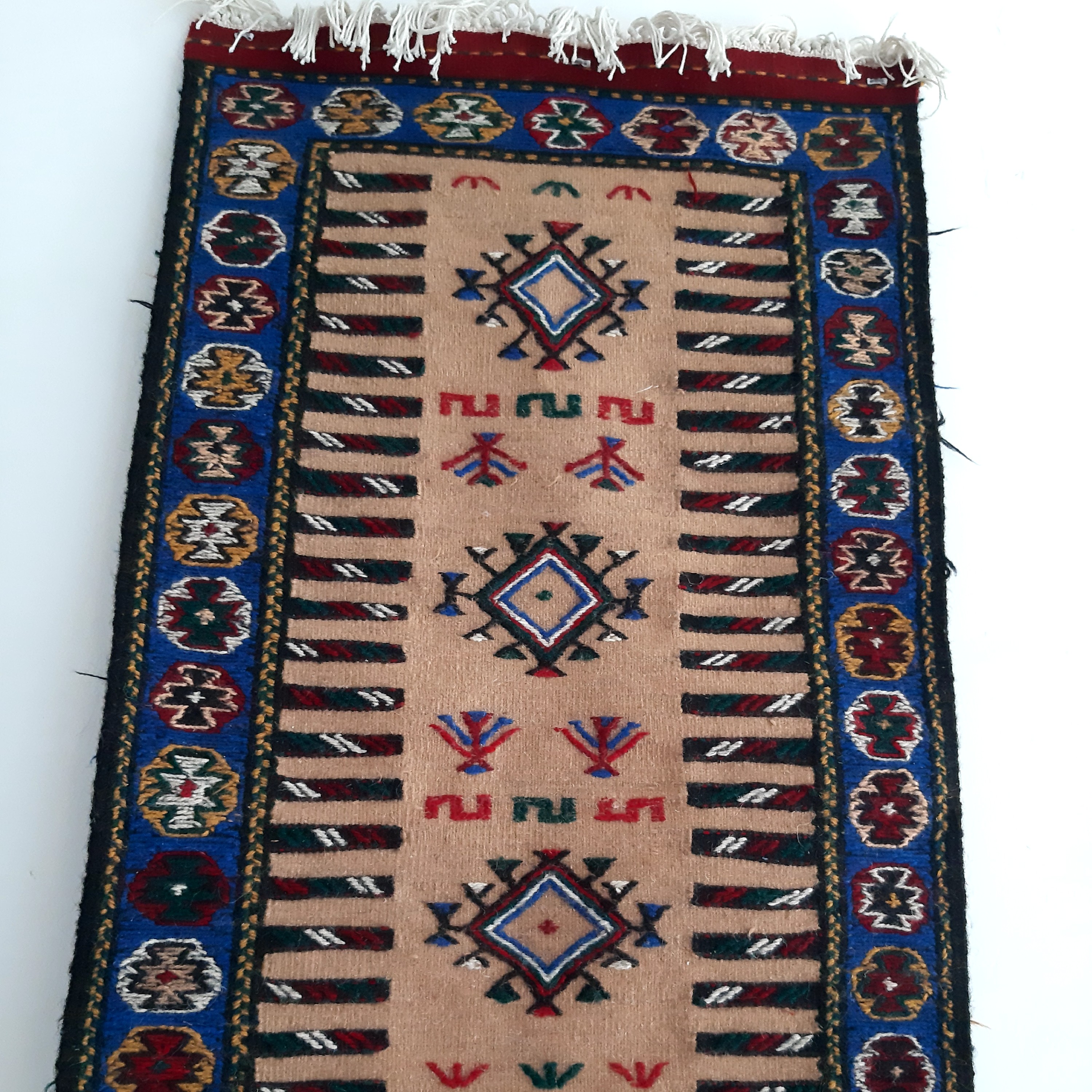 گلیم خوشرنگ خراسانی رنگ زمینه پشم اعلا نخودری رنگ کیفیت بافت عالی 