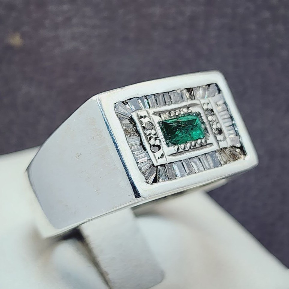 نگین زمرد کلمبیایی و 38 عدد الماس آفریقایی اصل و معدنی با رکاب حلقه مردانه دستساز 