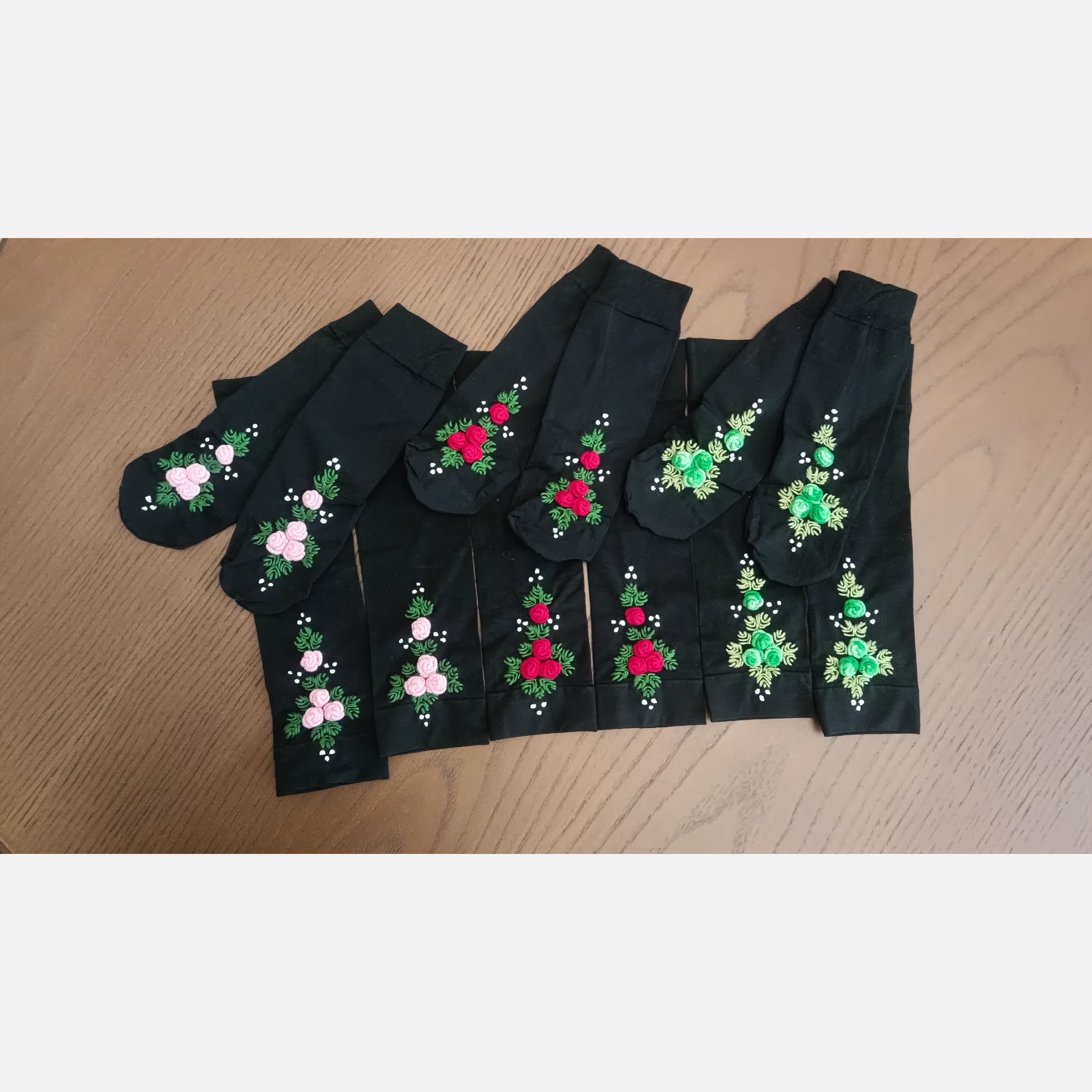 ست ساق دست و جوراب گلدوزی شده