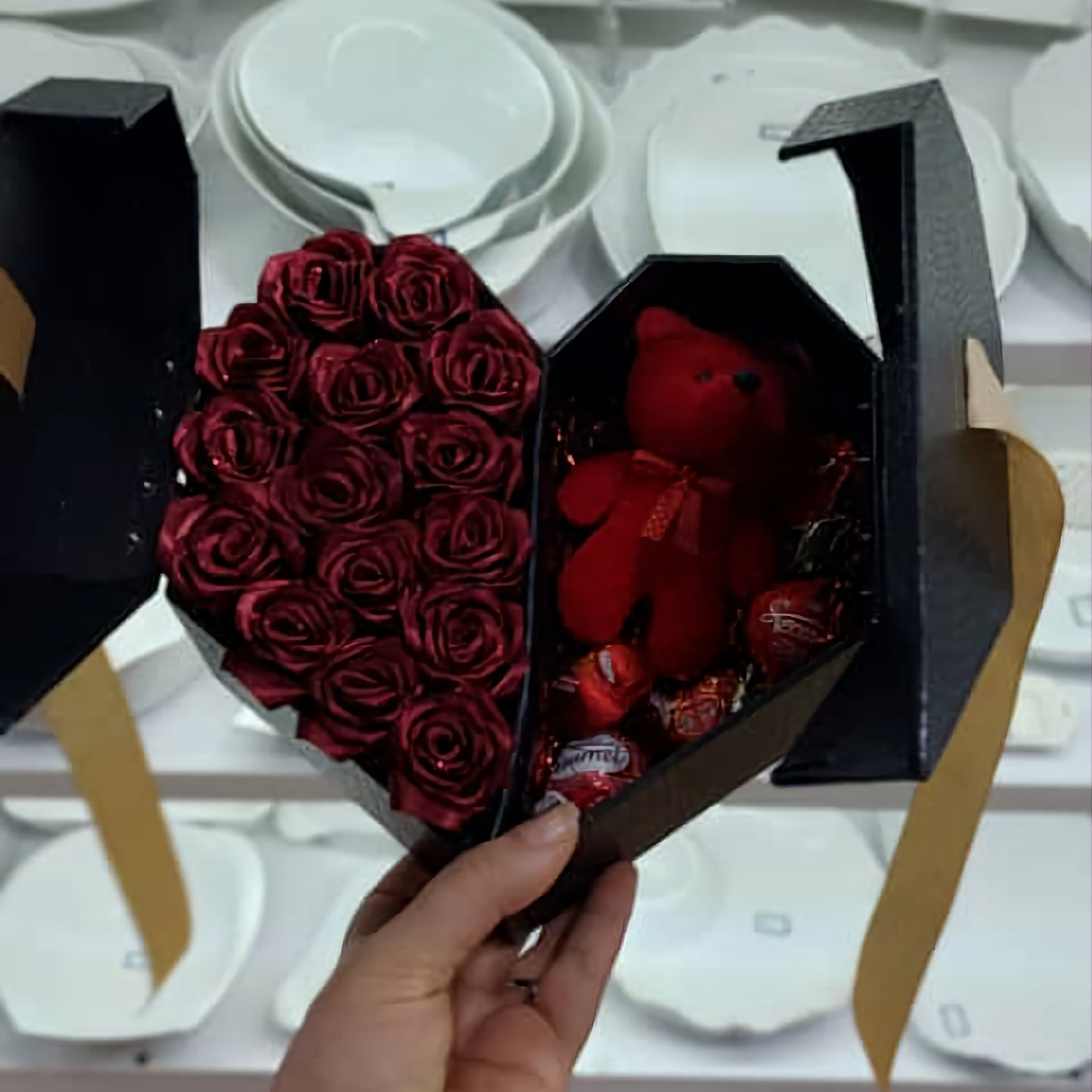 باکس گل و جای مخصوص هدیه طرح قلب دو درب