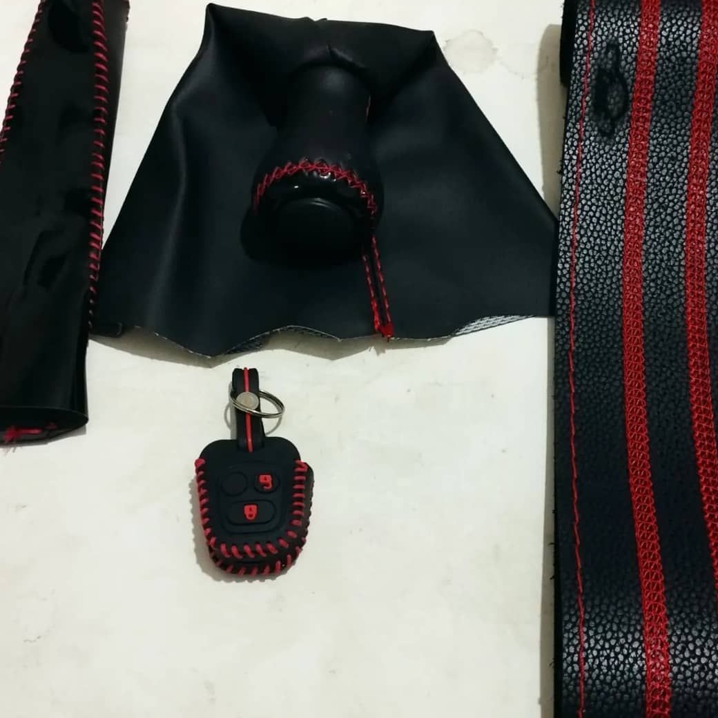 ست دور فرمان دوختی جنس چرم درجه یک گردگیر و سردنده مناسب برای 206و207رنگ مشکی دوخت قرمز