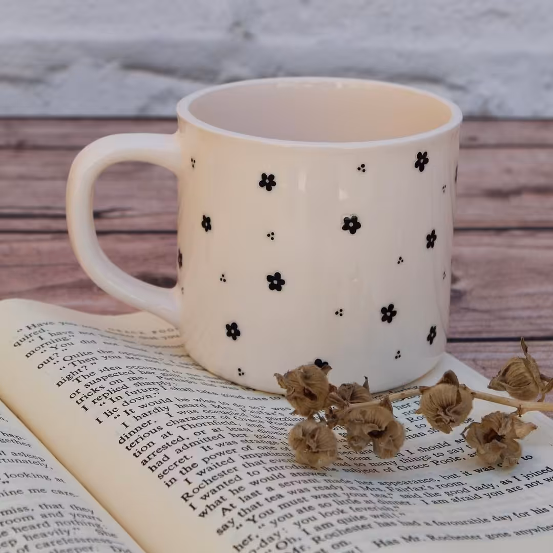 ماگ(لیوان)دسته دار سرامیکی گل ریز مشکی