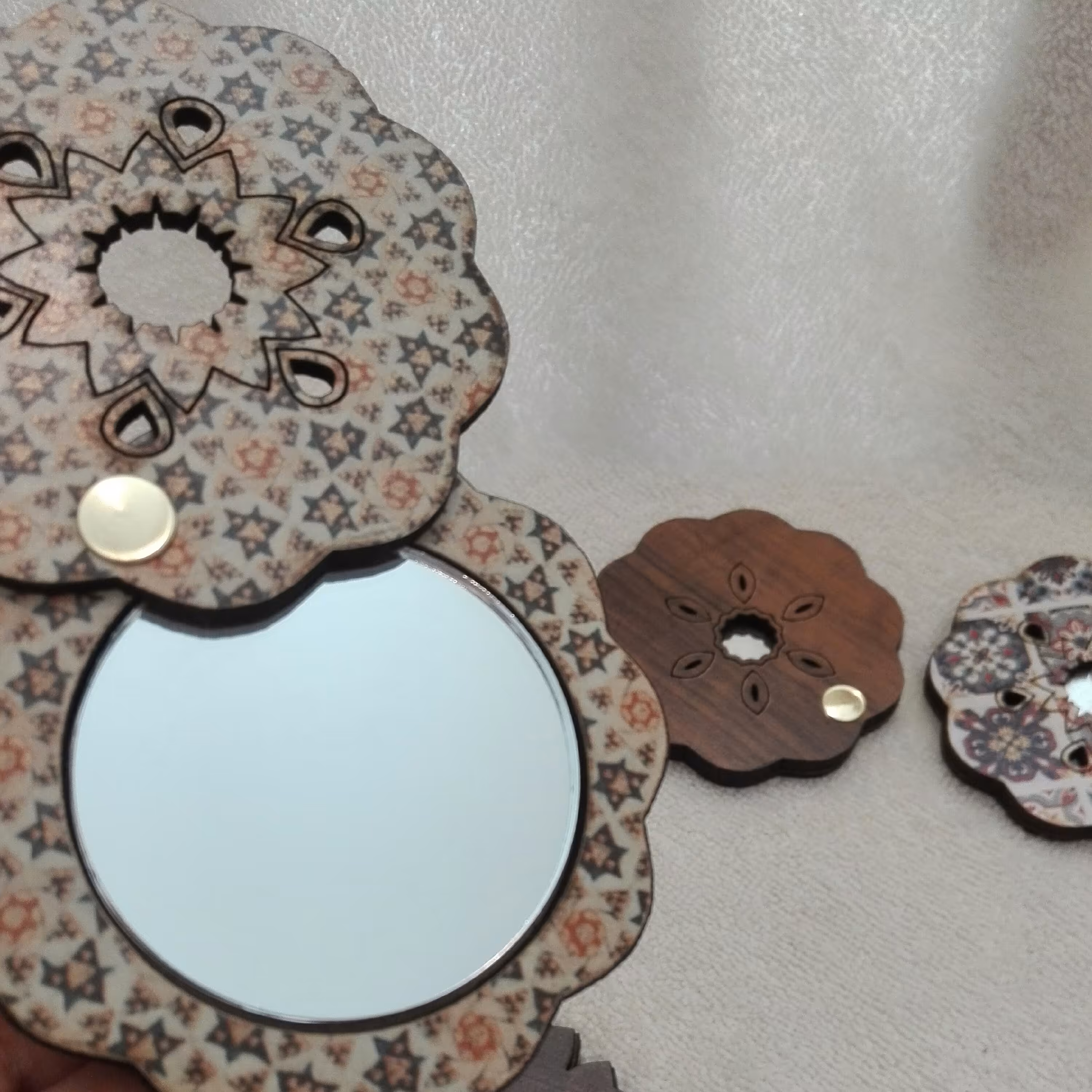 گیفت آینه  کشویی چوبی