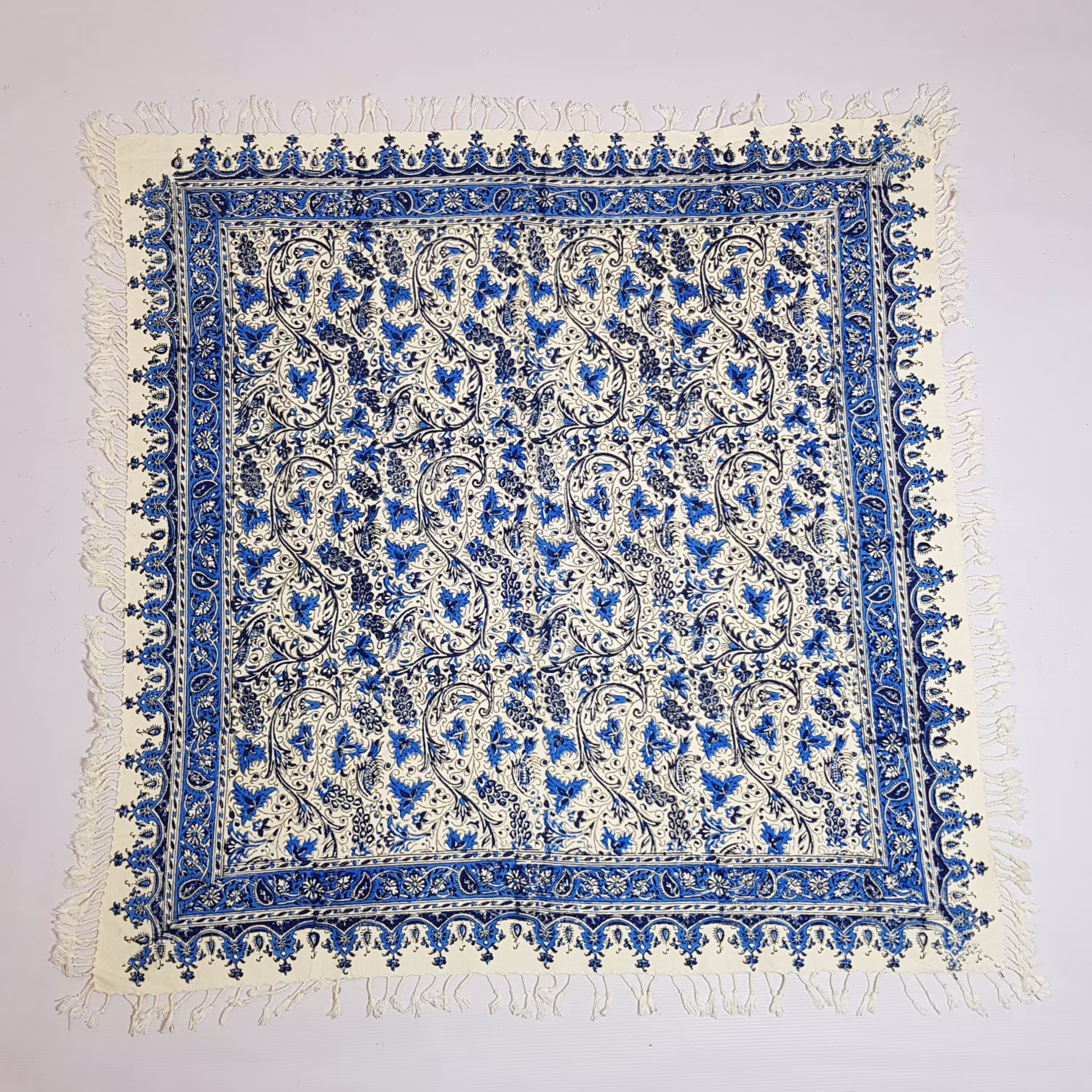 سفره قلمکارمربع آبی طرح باغ انگور  1متری