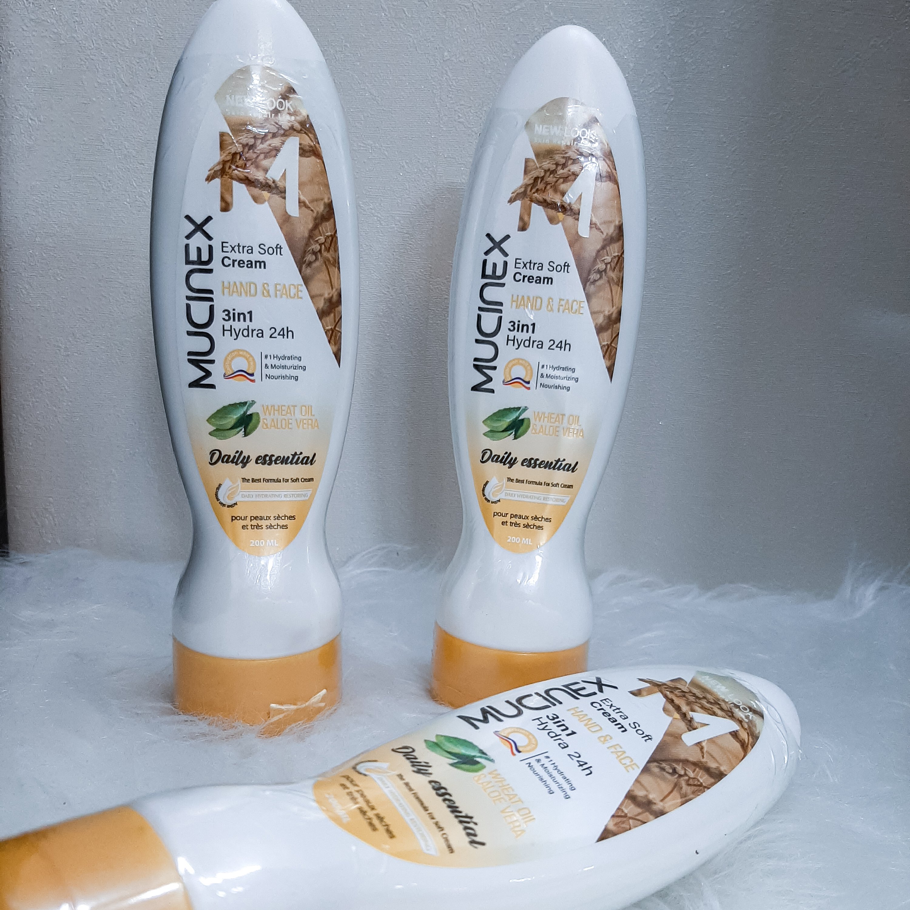 کرم دست و صورت(آبرسان قوی، مغذی، مرطوب کننده)
حاوی جوانه گندم و اسانس آلوئه ورا ( مناسب انواع پوست)