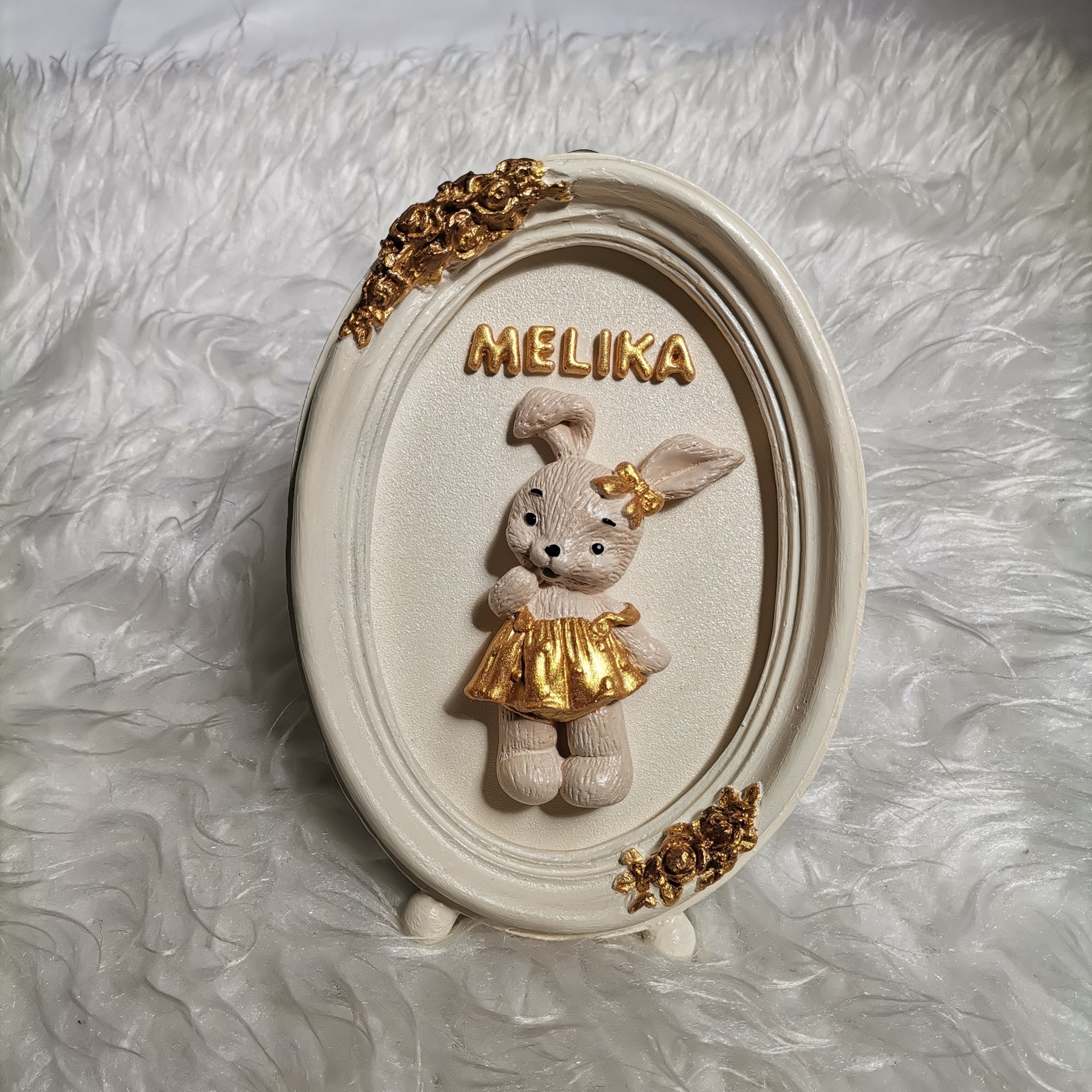 قاب دکوراتیو خرگوش به همراه اسم به حروف کوچیک بارنگ کرم و طلایی