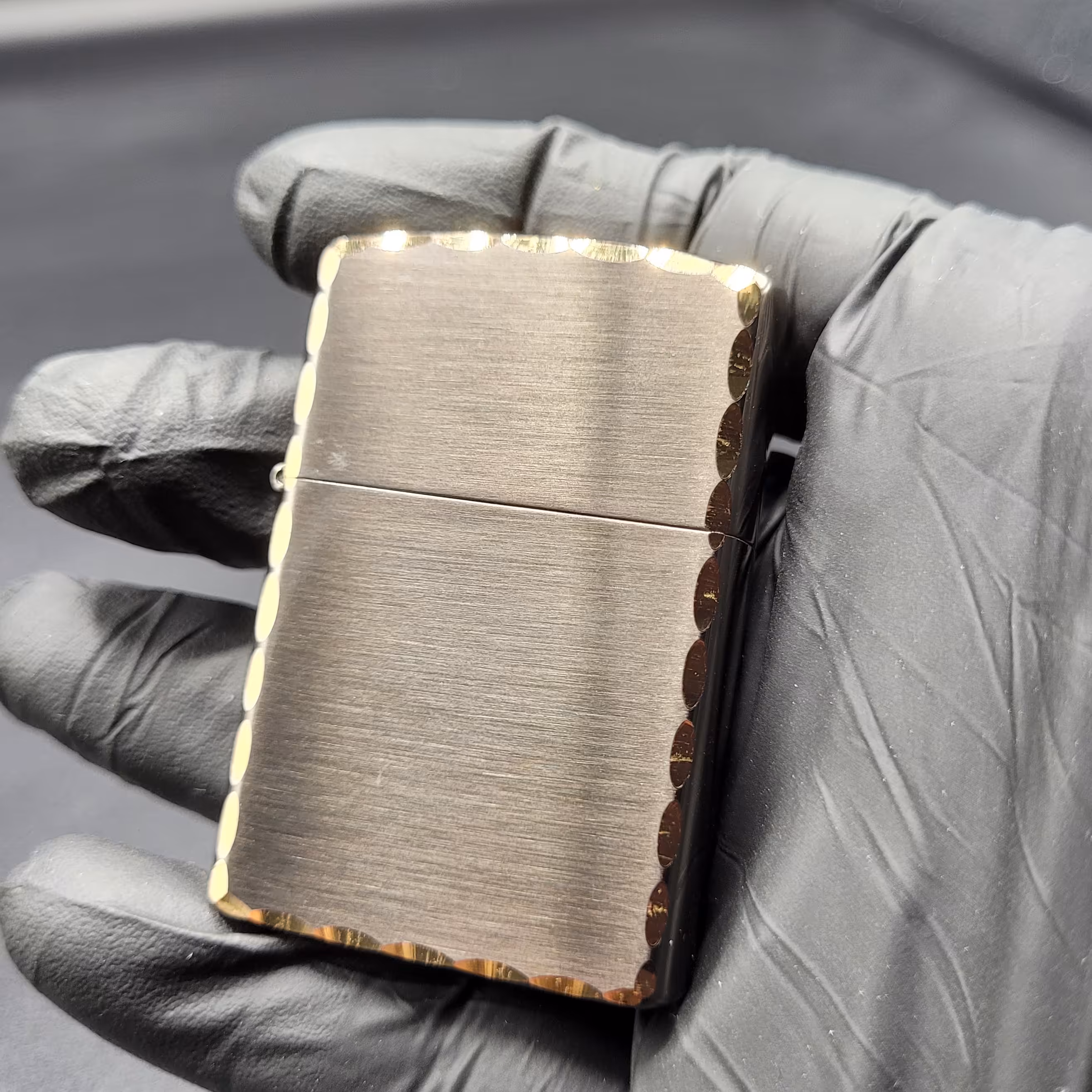 فندک بنزینی برند زورو رنگ کروم دور برش خورده