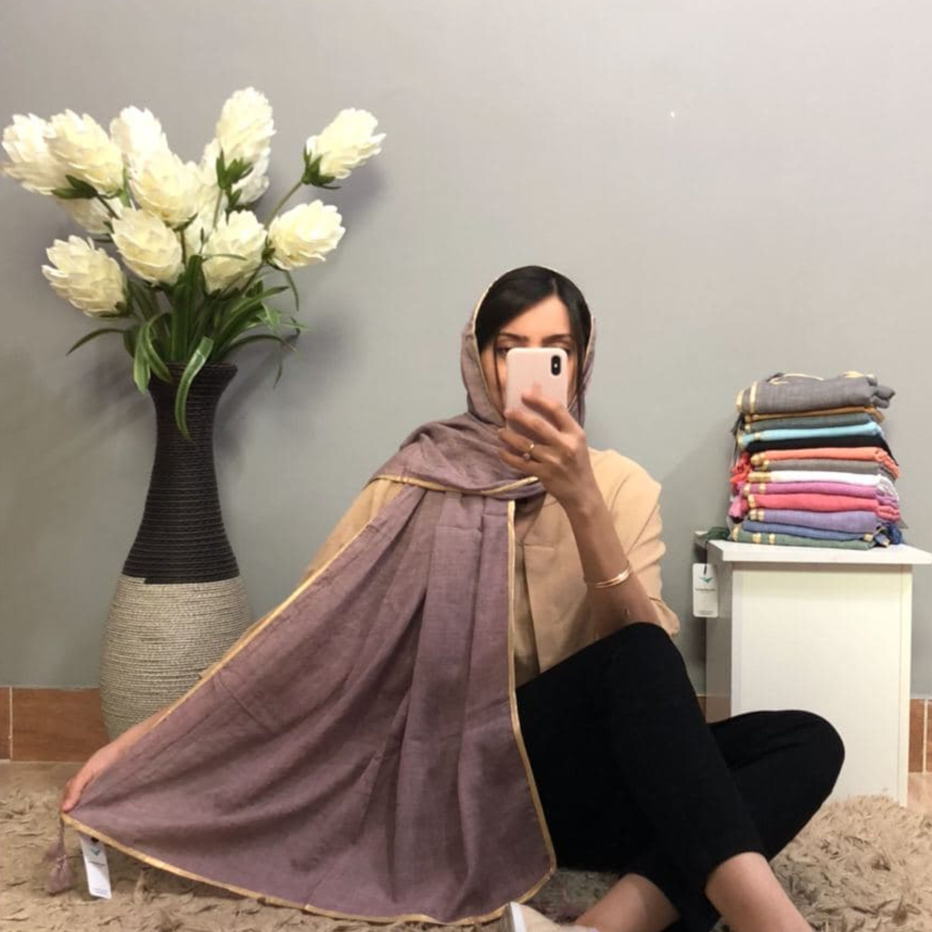 شال نخی دست دوز با دوردوزی طلایی