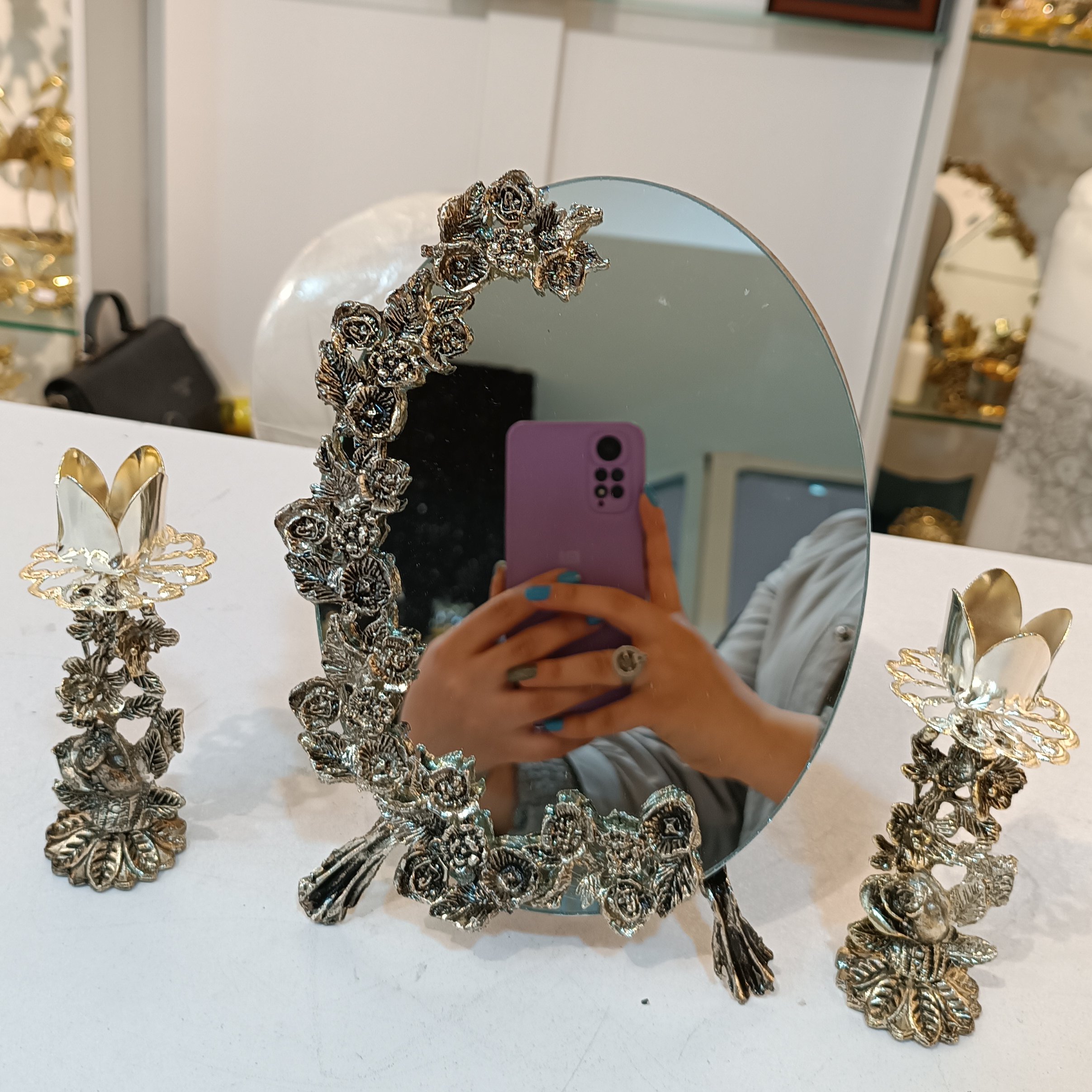 آینه شمعدان رومیزی طرح بیضی گل برجسته
رنگ نقره ای سایز کوچک
جنس آلیاژ
کیفیت درجه یک
بدون تغییر رنگ