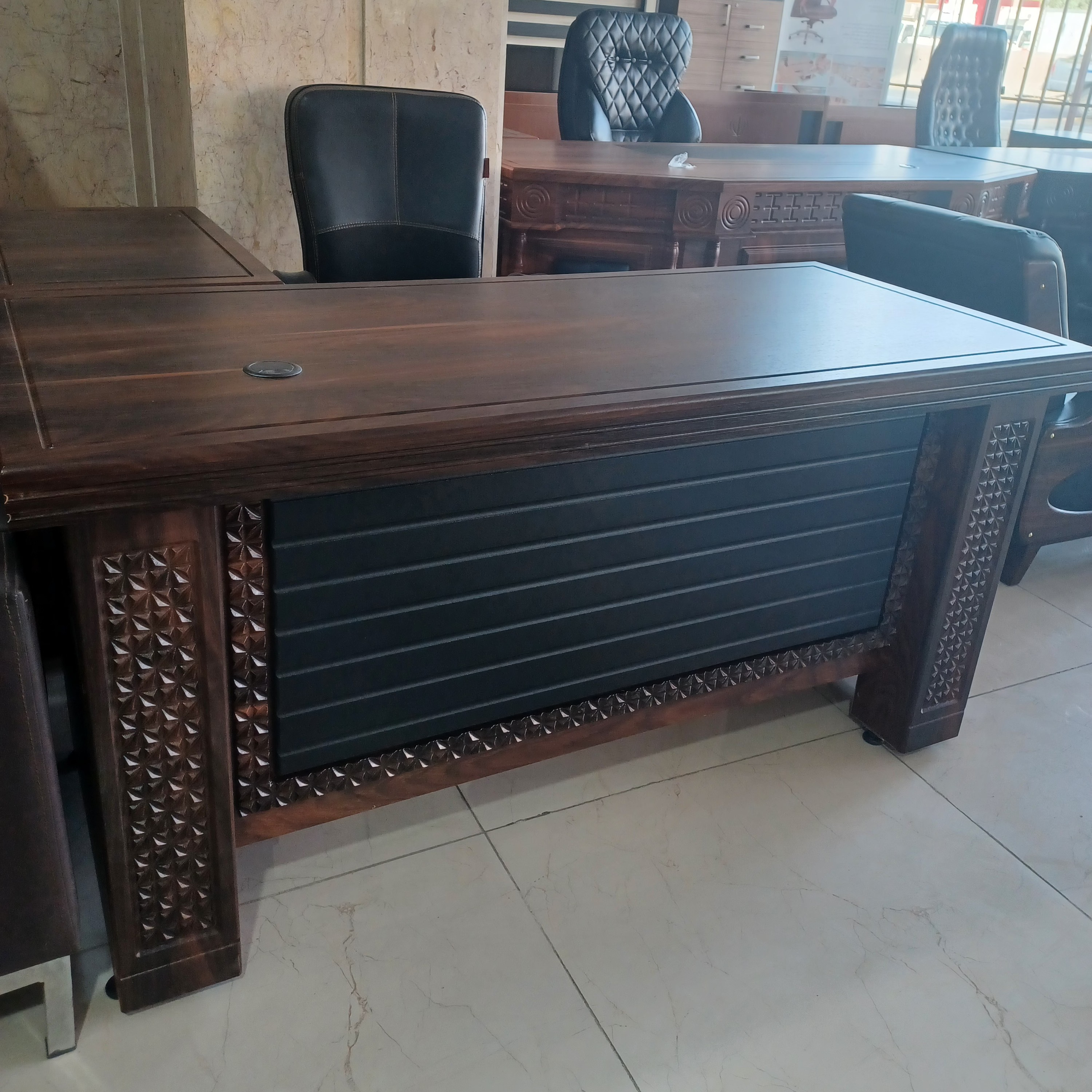 میز کارمندی با ال وکیومی  ارسال با باربری و هزینه ارسال بصورت پس کرایه به عهده مشتری میباشد