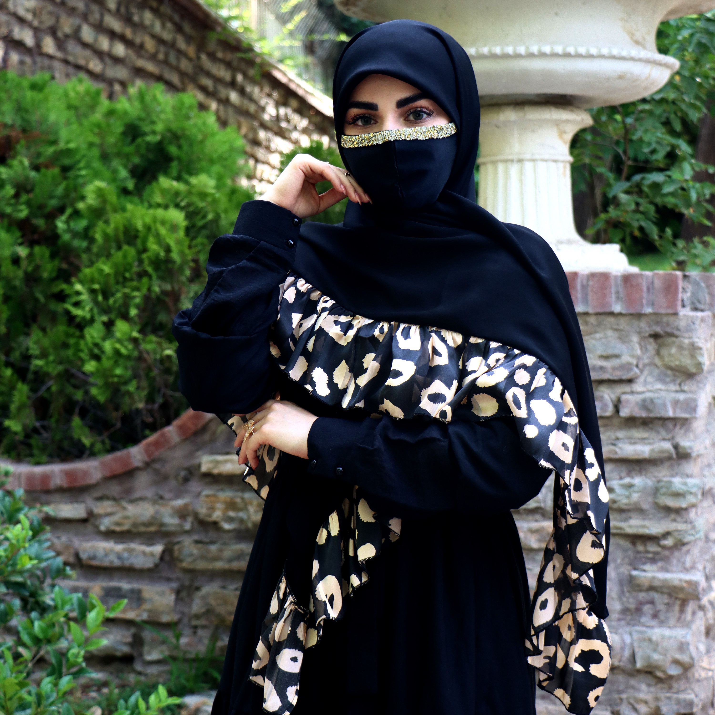 روسری کرپ حریر دور چین دار مجلسی قواره دار وسط مشکی و دوطرف چیندار طلایی مزون حجاب تبسم همراه با هدیه 