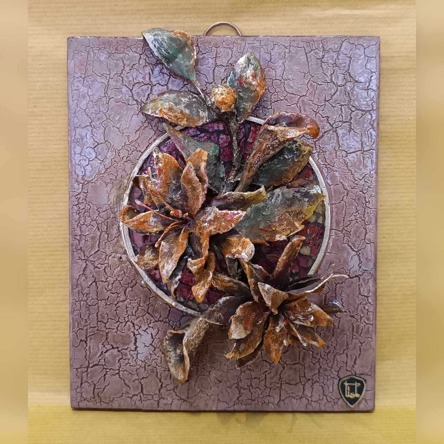 تابلو تزئینی گل مصنوعی با زمینه شیشه کاری شده و طرح ترک 