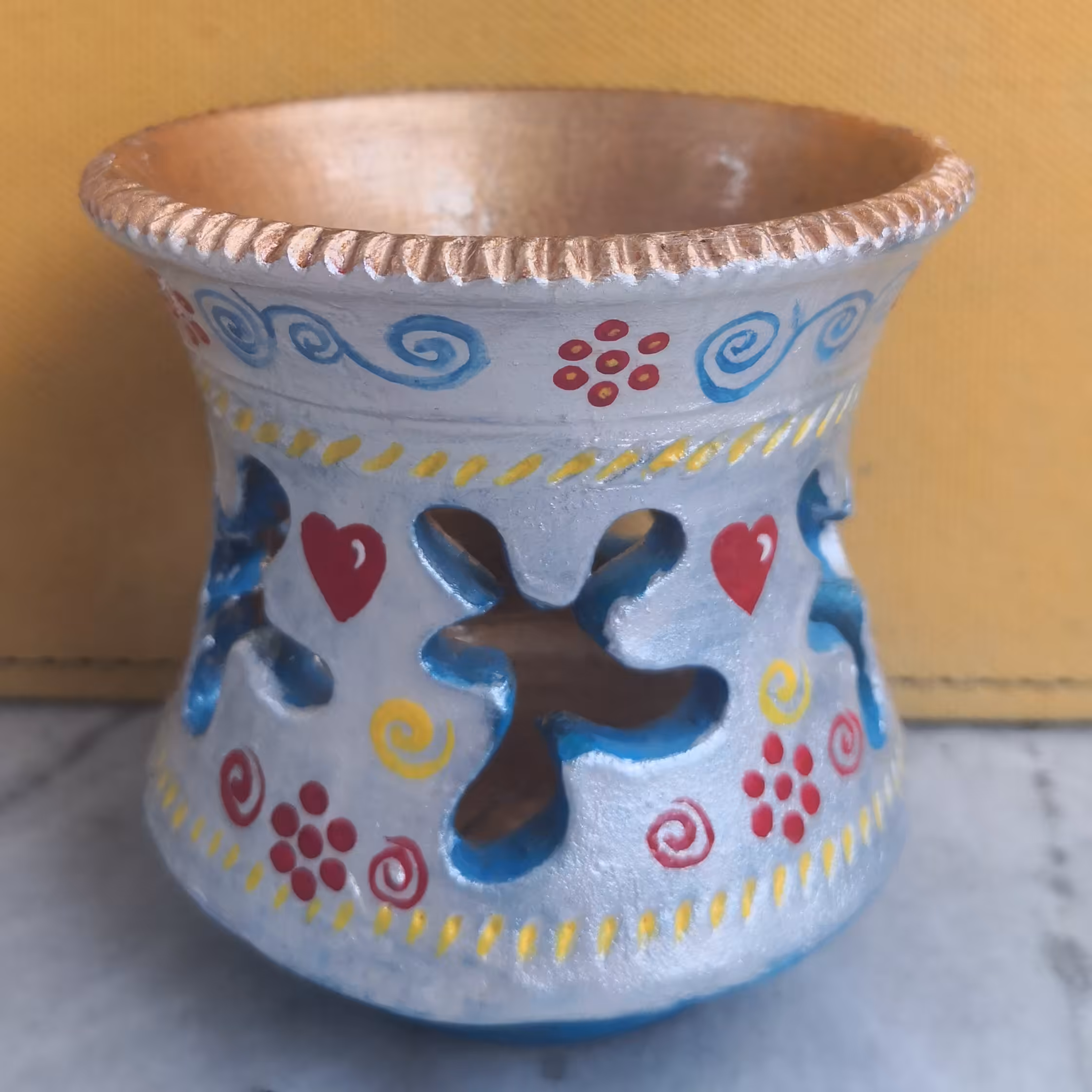 گلدان یا قلمدان سفالی مشبک