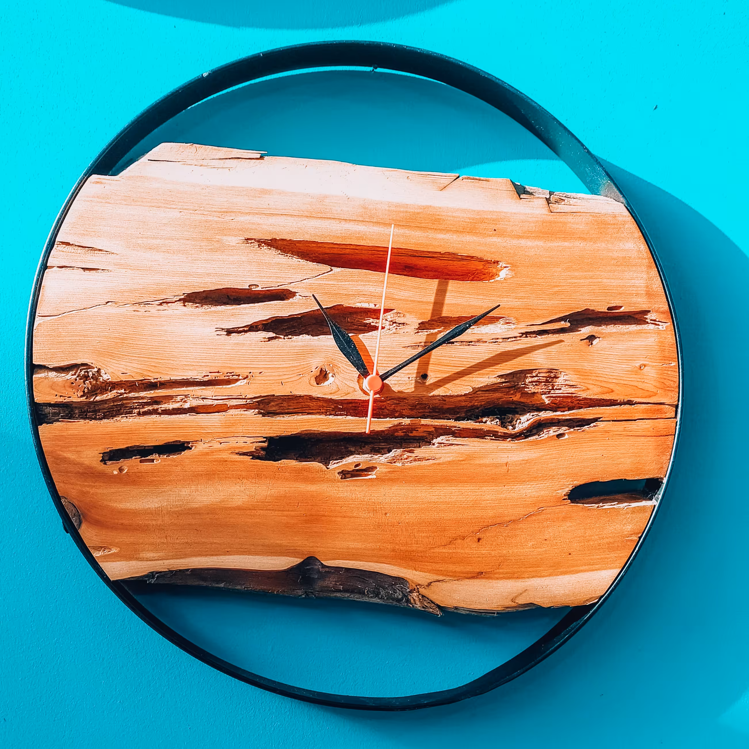 ساعت چوب روستیک عناب و رینگ فلزی با موتور آرام گرد 