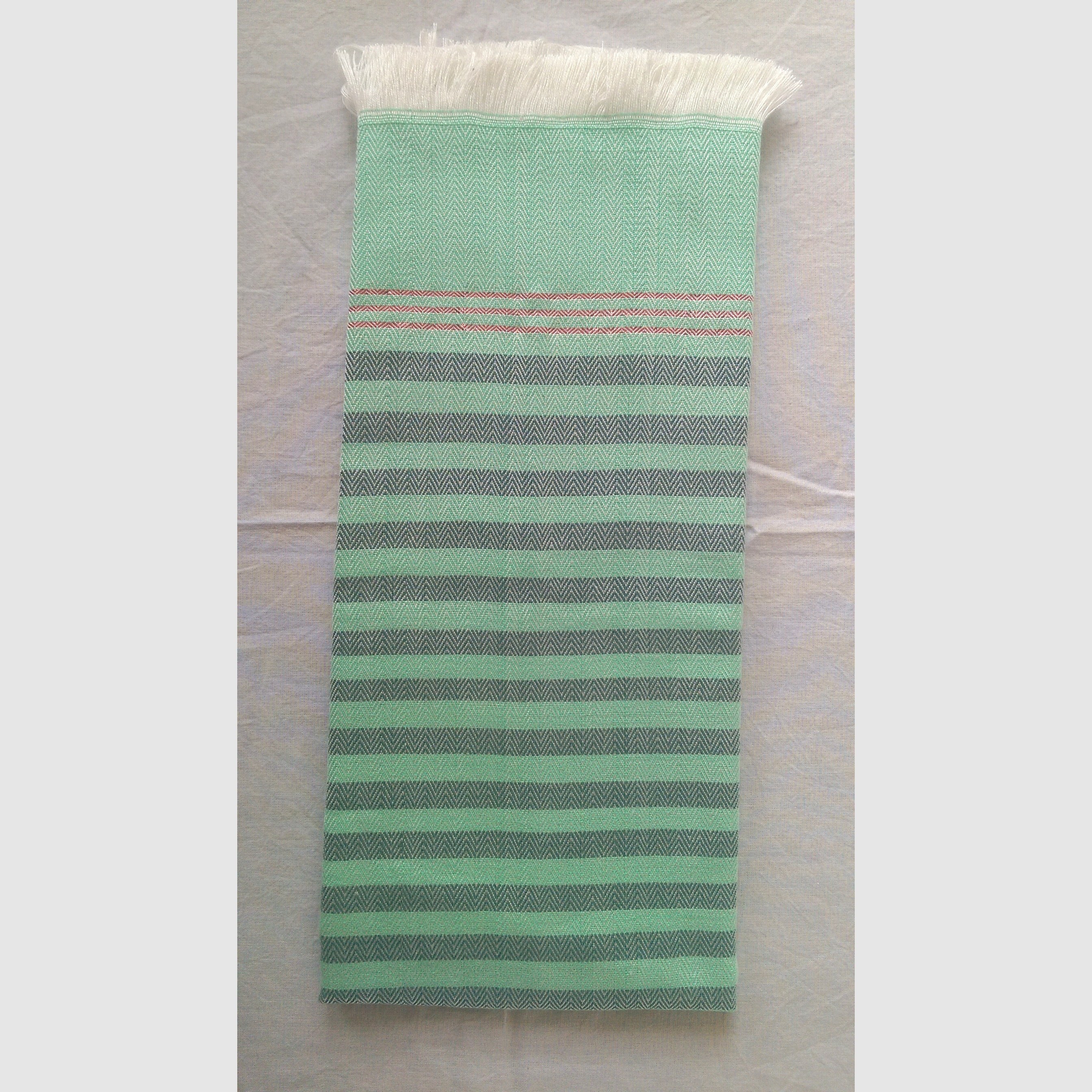 حوله دستباف دست و صورت راه راه سبز پسته ای با خطوط باریک سبزلجنی و حاشیه قرمز