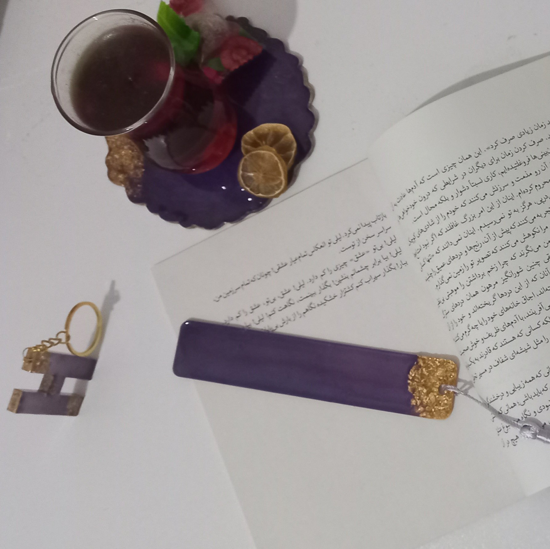 ست بوکمارک.  زیر لیوانی و جاسوئیچی رزین  رنگ بنفش و ورق طلا