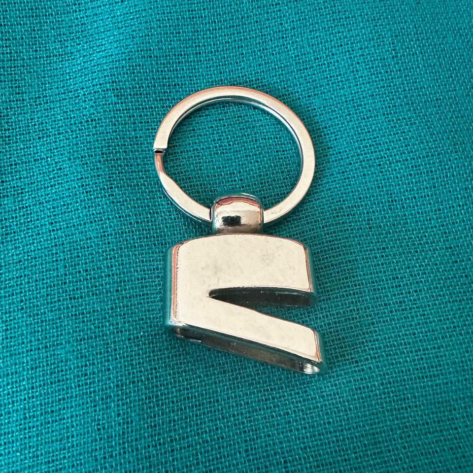 بسته 10 عددی جاسوئیچی چرم خور به همراه پیچ و حلقه رنگ نقره ای طول 6 سانت 