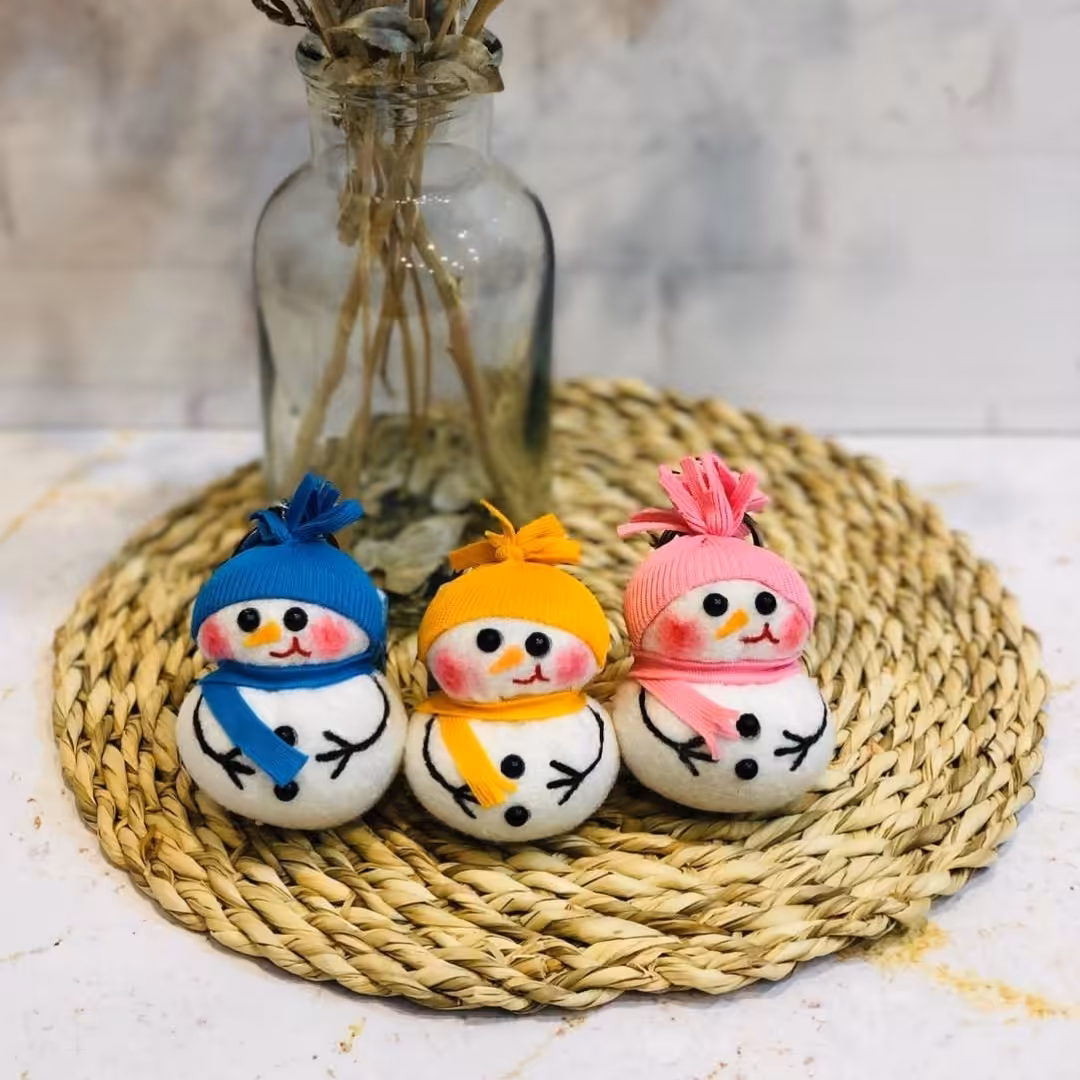 جاکلیدی عروسکی آدم برفی نمدی دست دوز (سر کلیدی )