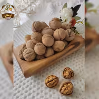 گردو بسیار خوشمزه و پرمغز  و کرمی رنگ مناسب برای پذیرایی و مصرف روزانه وزن 400 گرمی