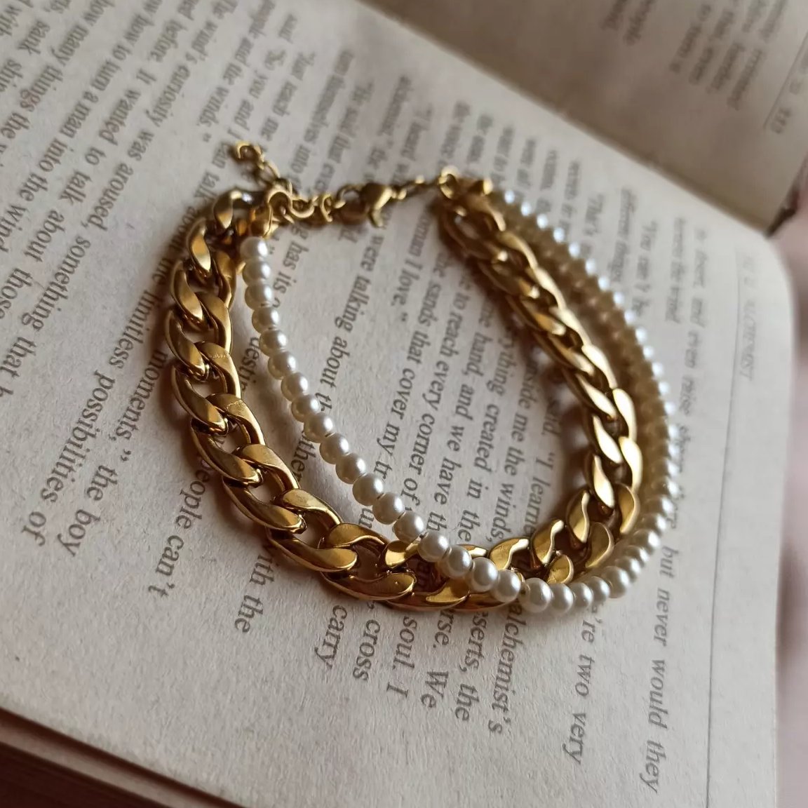 دستبند کارتیر و مروارید سنگی 