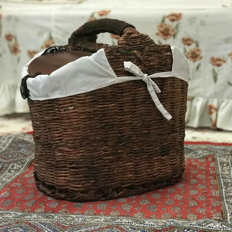 سبد پکنیکی  متوسط از جنس روزنامه کاملا مقاوم و محکم و کاربردی دارای آستری جدا ورنگ فندقی