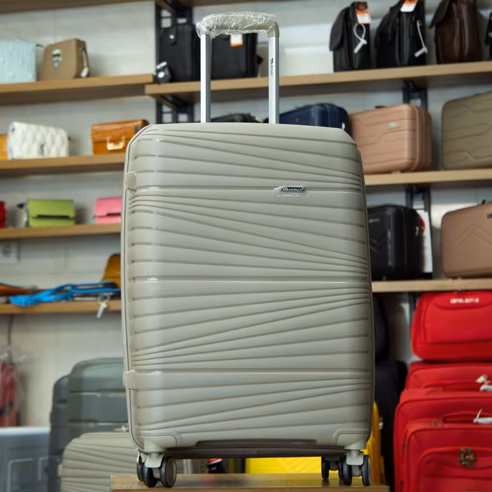 چمدان نشکن(100درصدPP) برند MONZA رنگ نسکافه ای طرح خط دار سایز متوسط