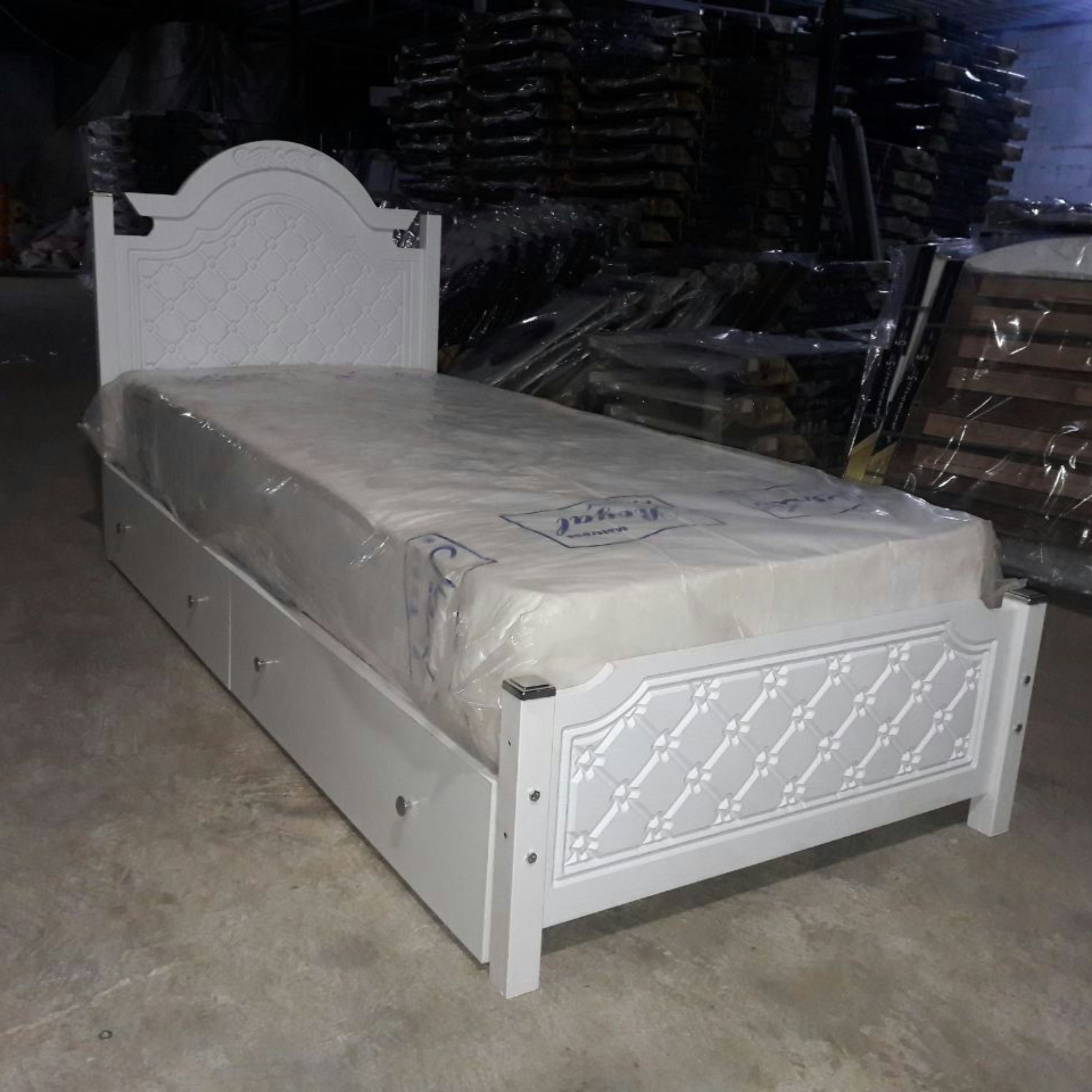 تخت تک نفره مدل روژان mdfوکیوم بدون کشو رنگ بندی دارد (ارسال با باربری و پس کرایه میباشد)