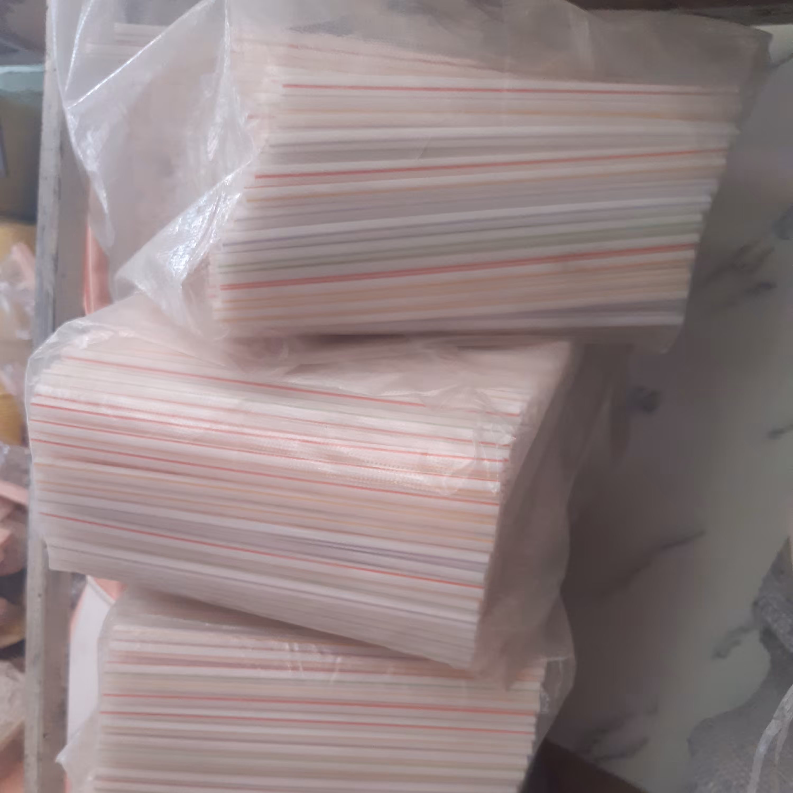 نی یکبار مصرف 18 سانتی 3کیلو و 300 گرم یکجا به فروش میرسه و هزینه ارسال رایگان نیست و به عهده مشتری است.