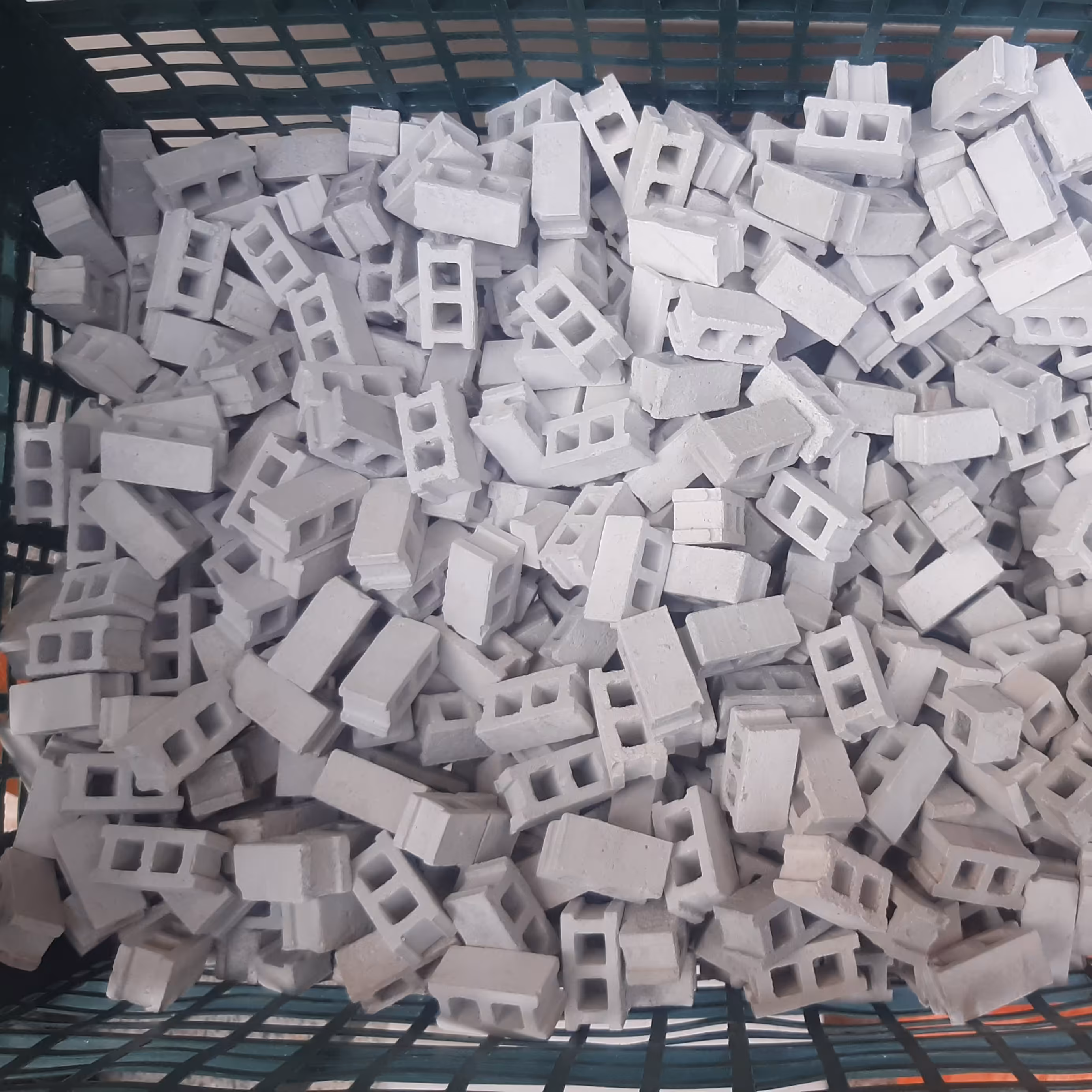 بلوک سیمانی سقفی مینیاتوری بسته 100عددی وزن هر عدد 5گرم اندازه 3سانت و نیم طول 1سانت و نیم عرض 1سانت ارتفاع