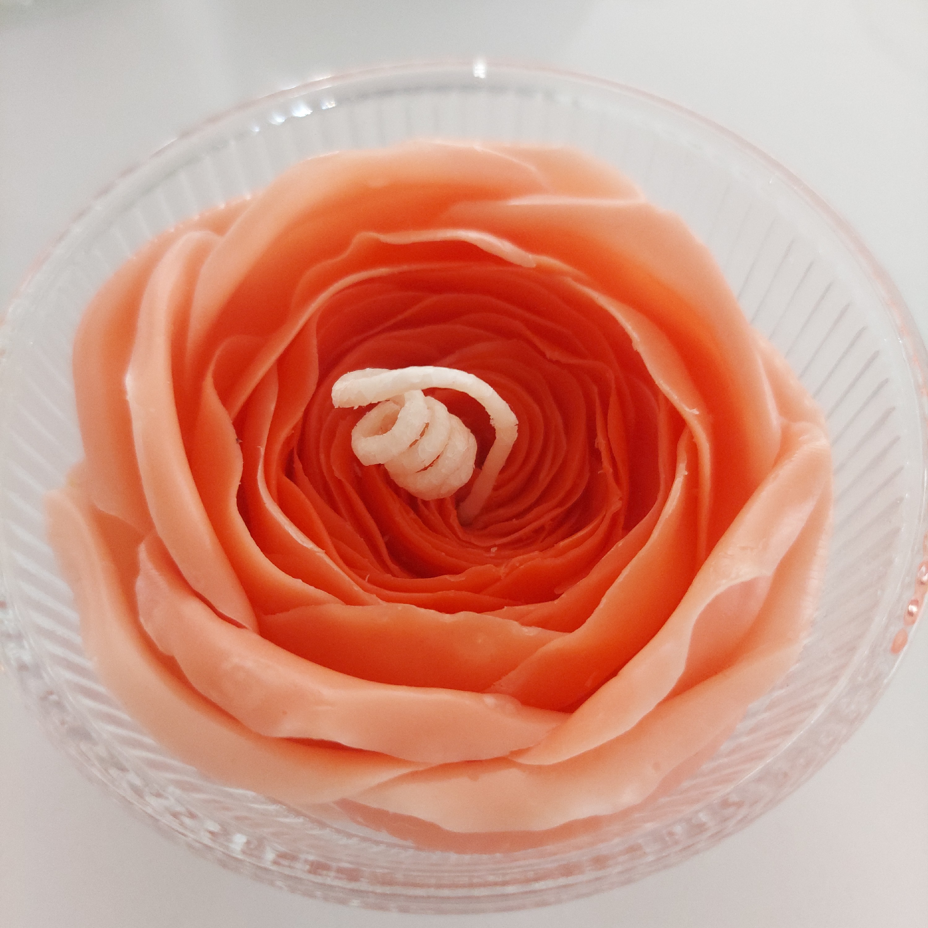 شمع گل دست ساز  رنگ قرمز و گل بهی  داخل شات شیشه ای قطر  تقریبی 9 سانتی متر