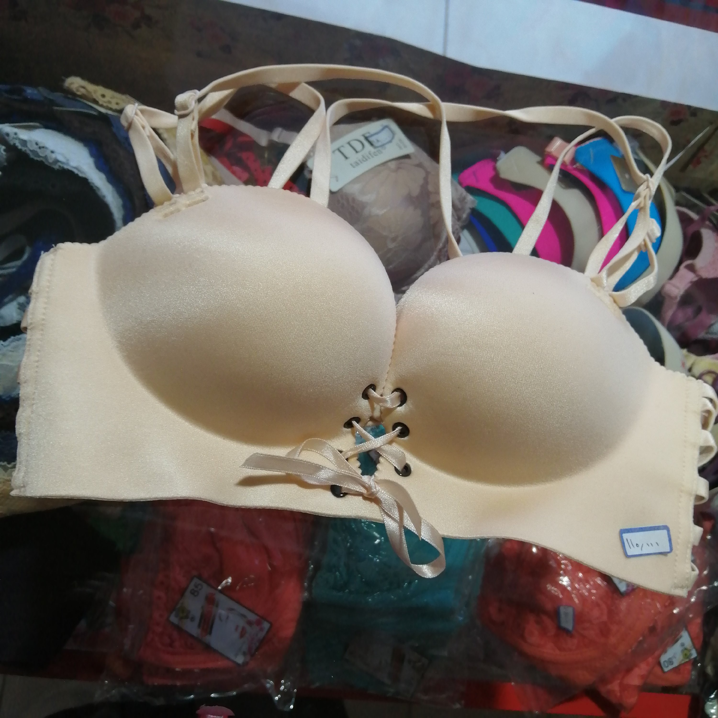 سوتین دلبررررمون کار خارجی تک سایز 70 تک رنگ کرمی یدونه مونده فقط