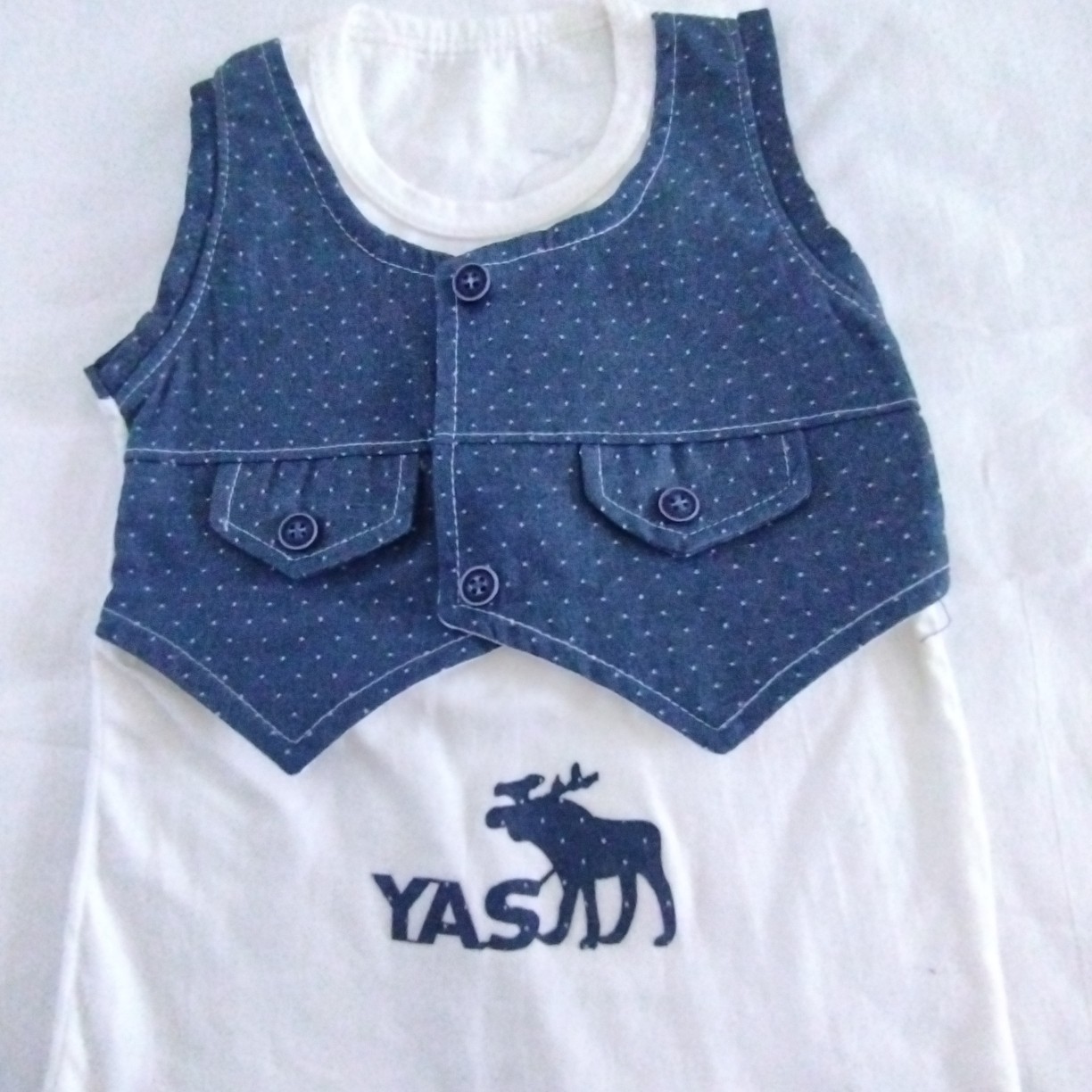 ست تاپ و شلوارک پسرانه بچهگانه  جنس نخی رنگ سفید سرمه ای