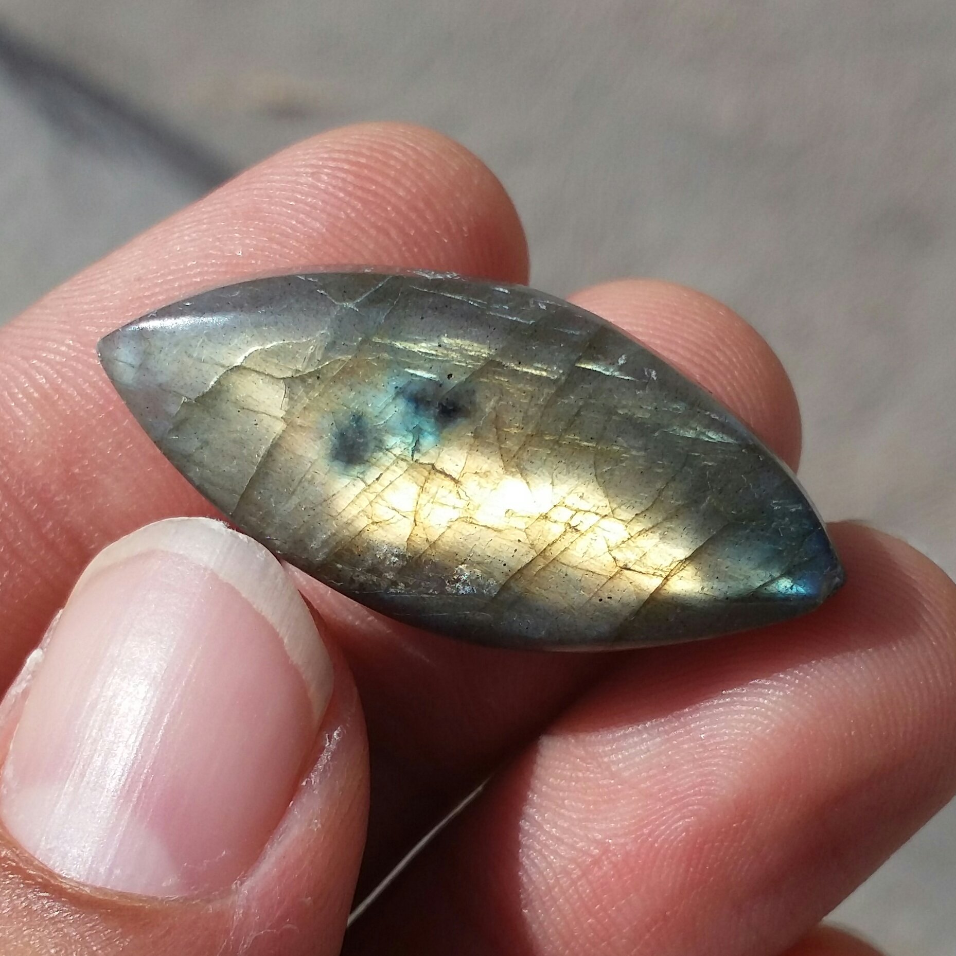 نگین لابرادوریت وارداتی از کشور لابرادور کانادا با تلالوئی بی نظیر و چشم نواز کد 10145