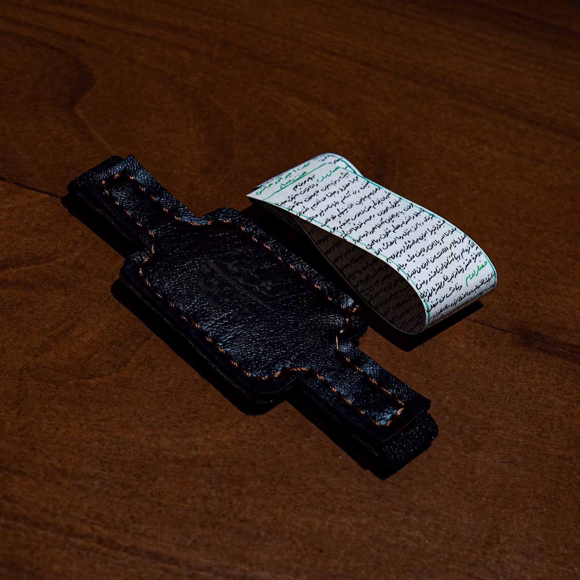 دعای هفت حصار روی پوست آهو به همراه بازوبند چرمی 