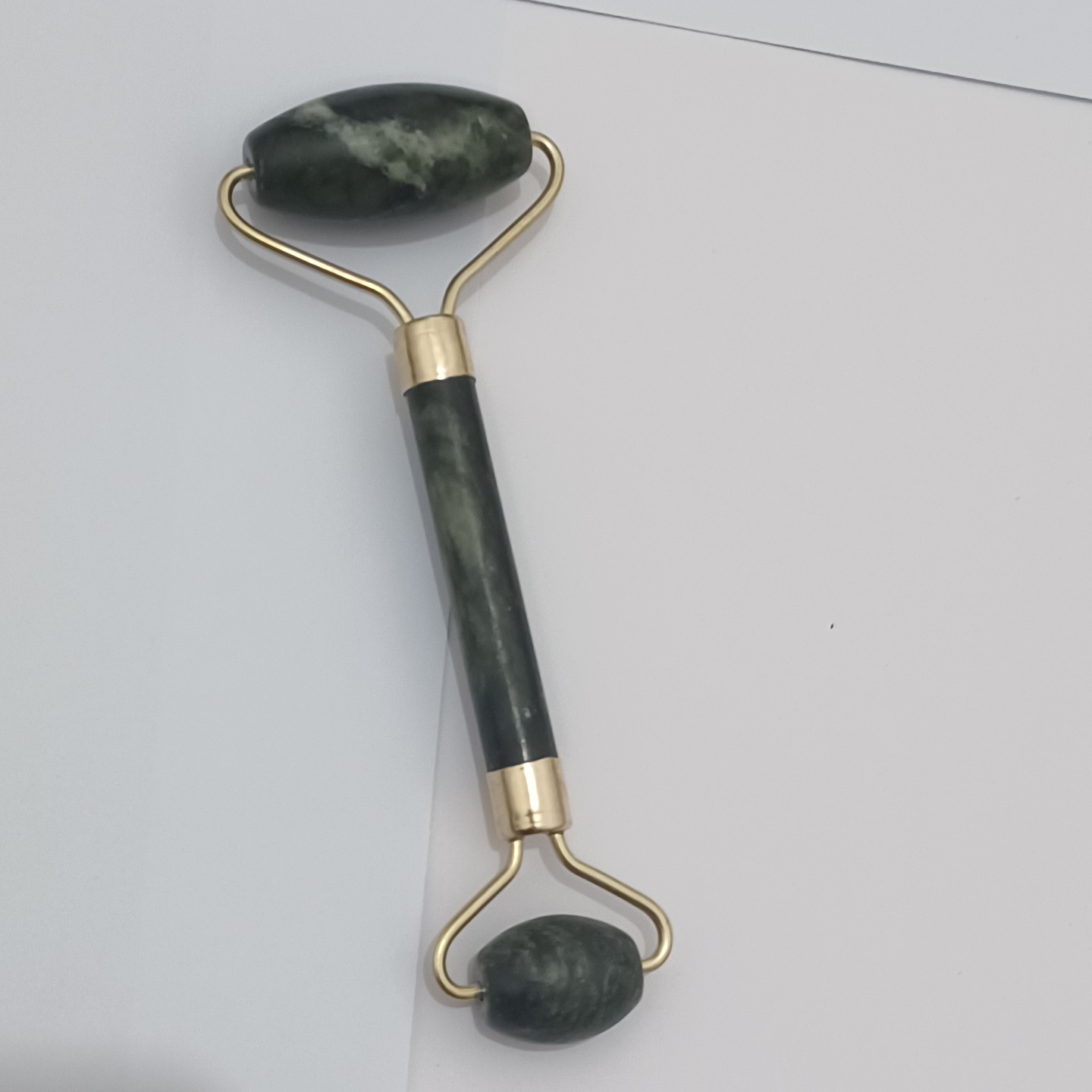 جید رولر (ماساژور صورت)مدل سنگ یشم  اصل jade massage roller (ضمانت مرجوعی طی 7 روز  در صورت اصل نبودن کالا)