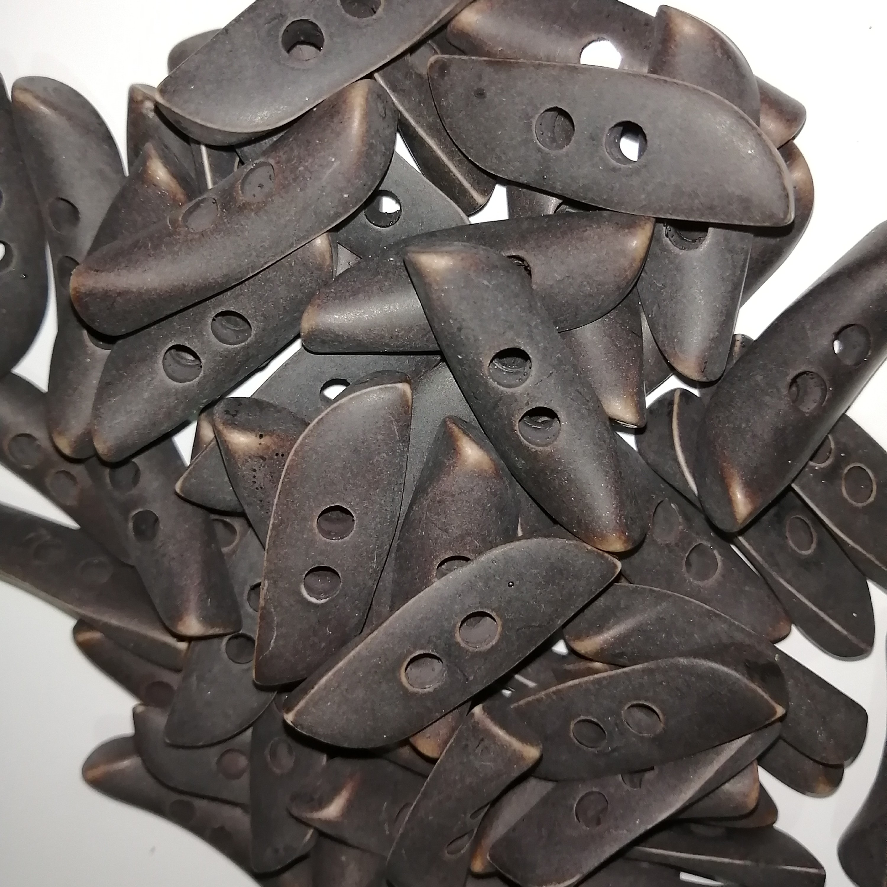 دکمه لباس طرح چوبی رنگ قهوه ای سوخته  بسته 10  عددی 