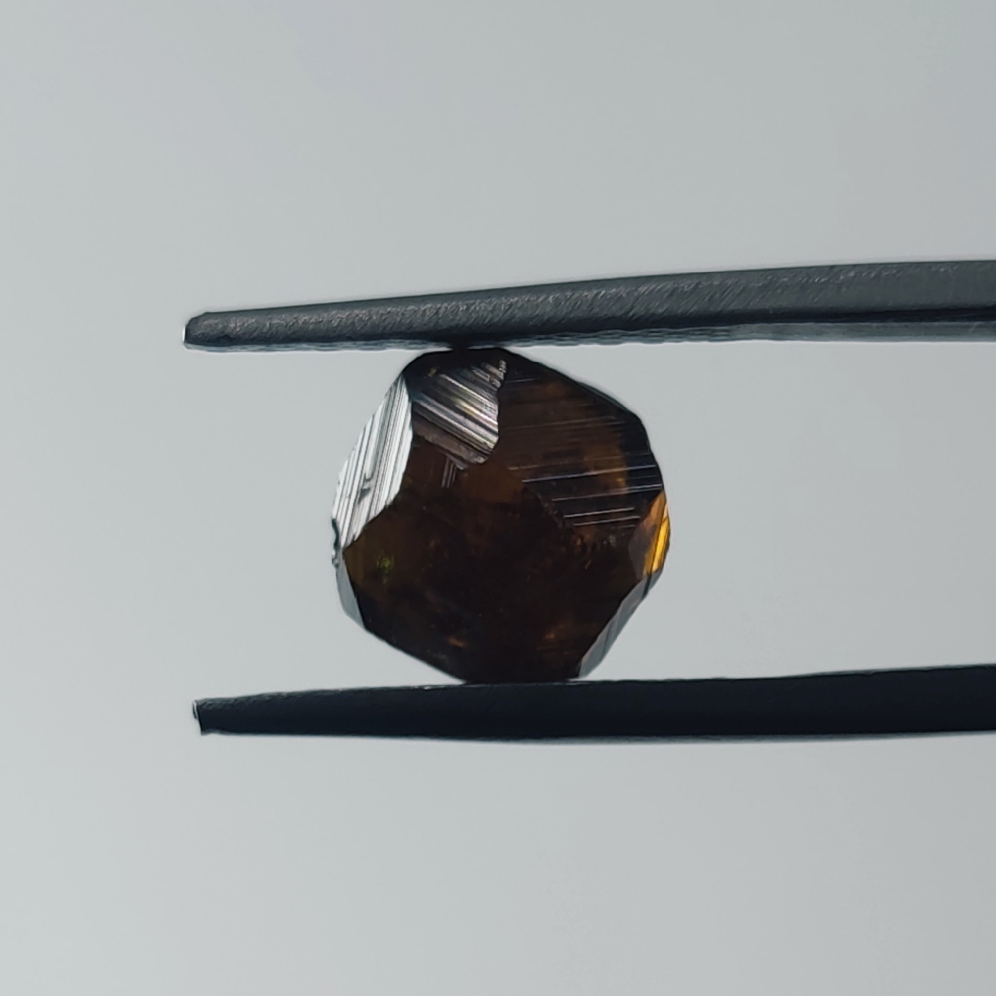 بلور چند وجهی سنگ گارنت توپازولیت معدنی