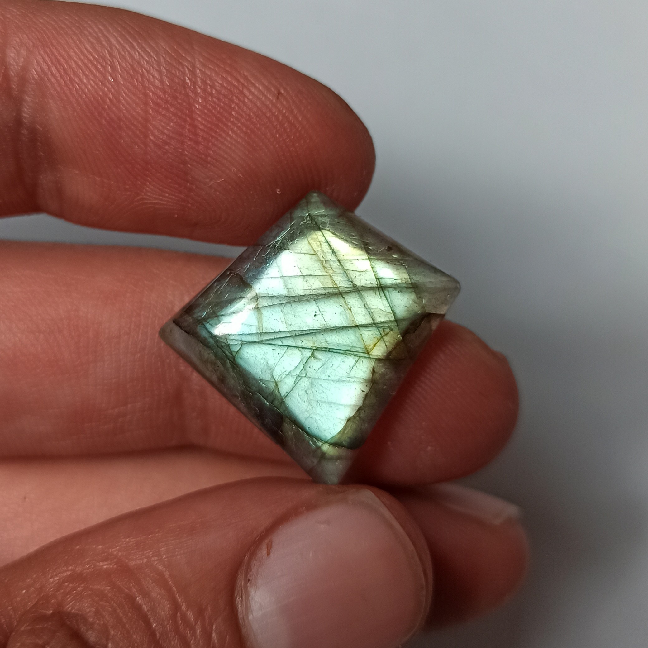 نگین سنگ لابرادوریت  سبز  تراش دفرمه کد 167