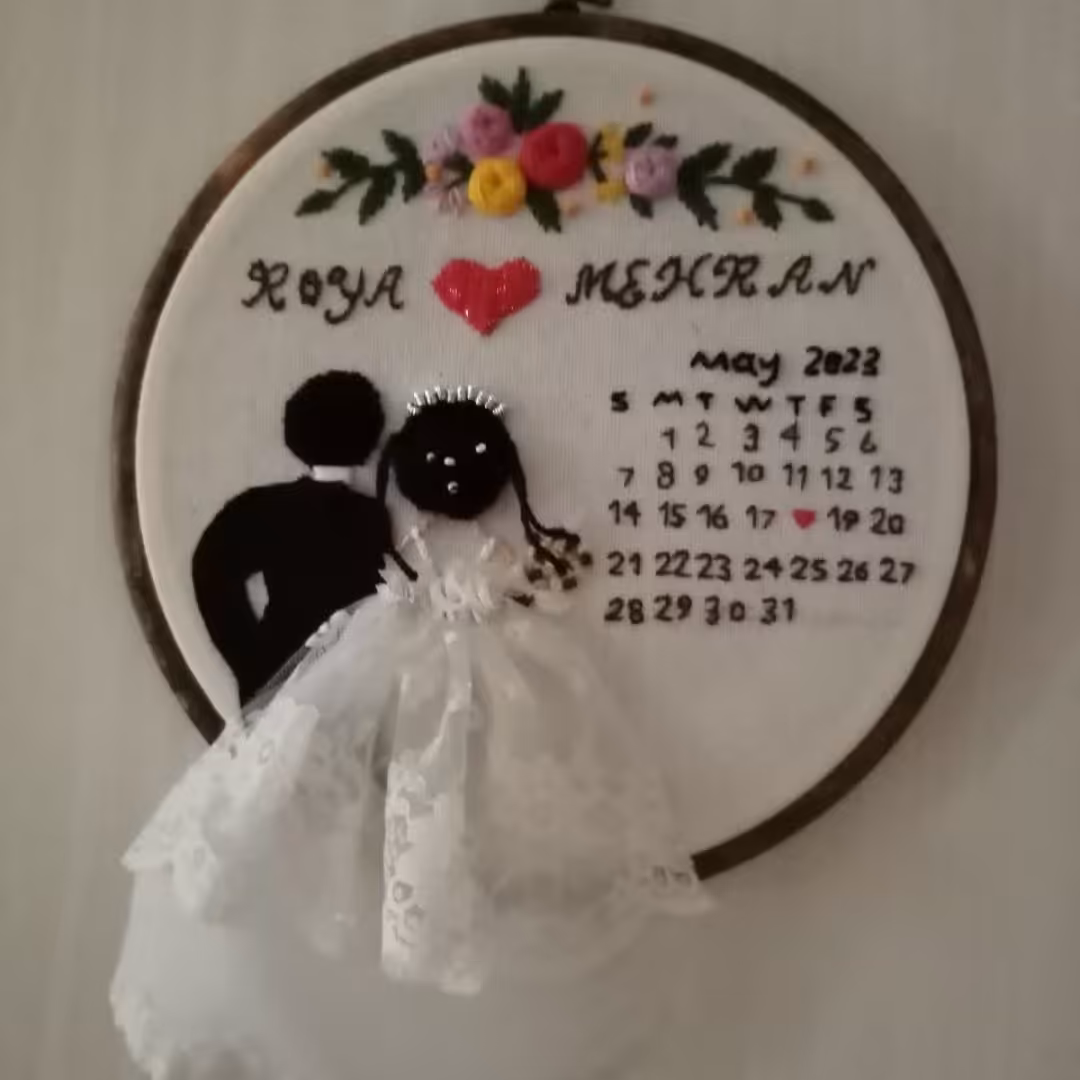 دیوارکوب گلدوزی عروس و داماد با تقویم روز ازدواج